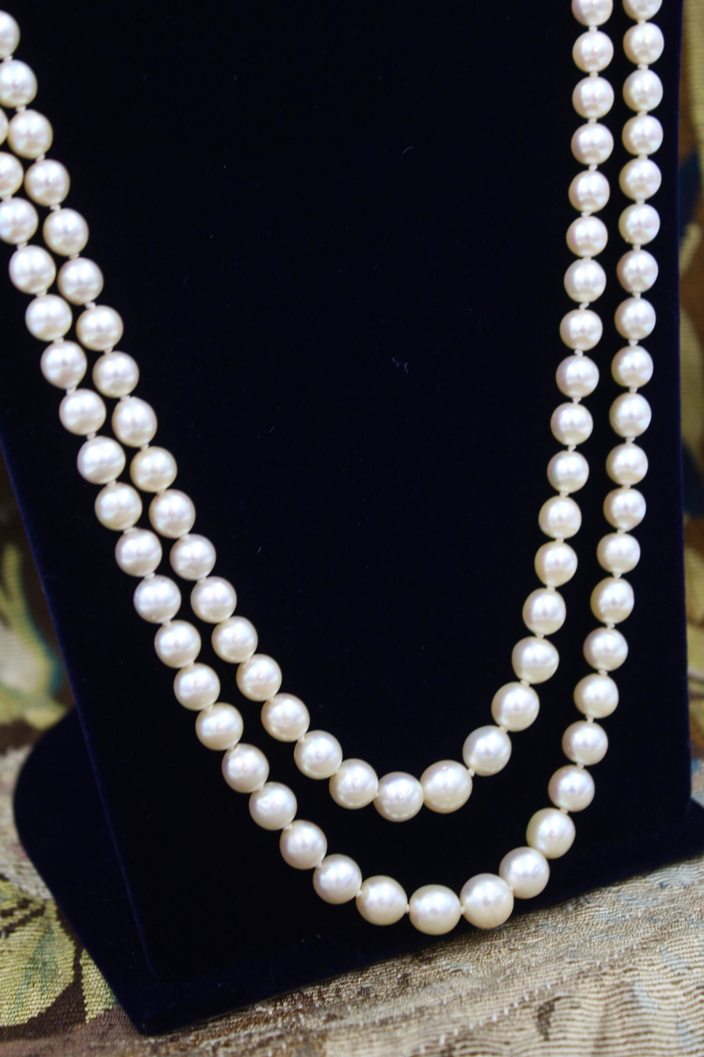 A very fine Platinum (tested) Graduated Cultured Pearl Necklace with a Diamond Clasp - Robin Haydock Antiques