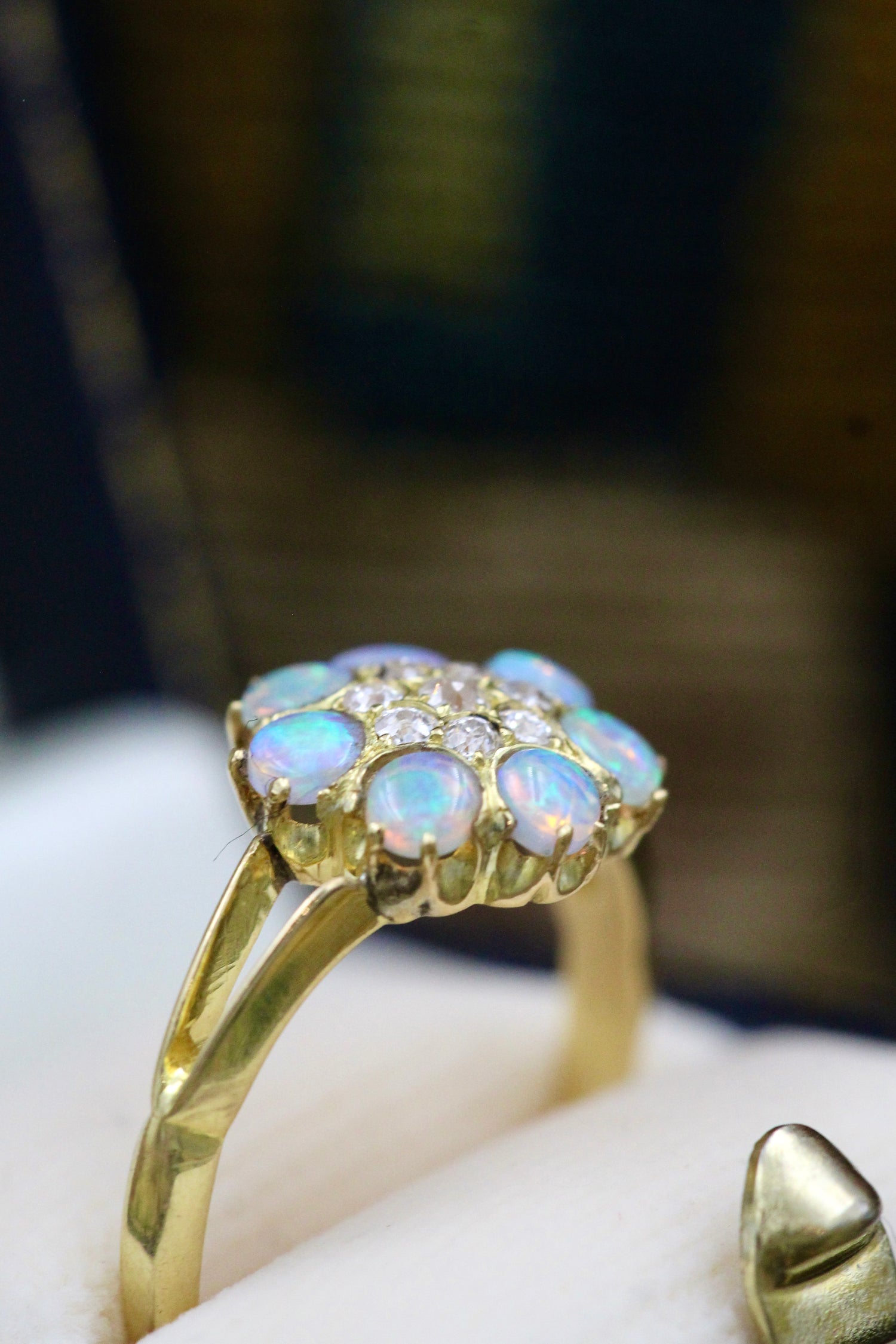 A very fine Opal and Diamond Cluster Ring in 18ct, (marked), Yellow Gold.  Early 20th Century. - Robin Haydock Antiques