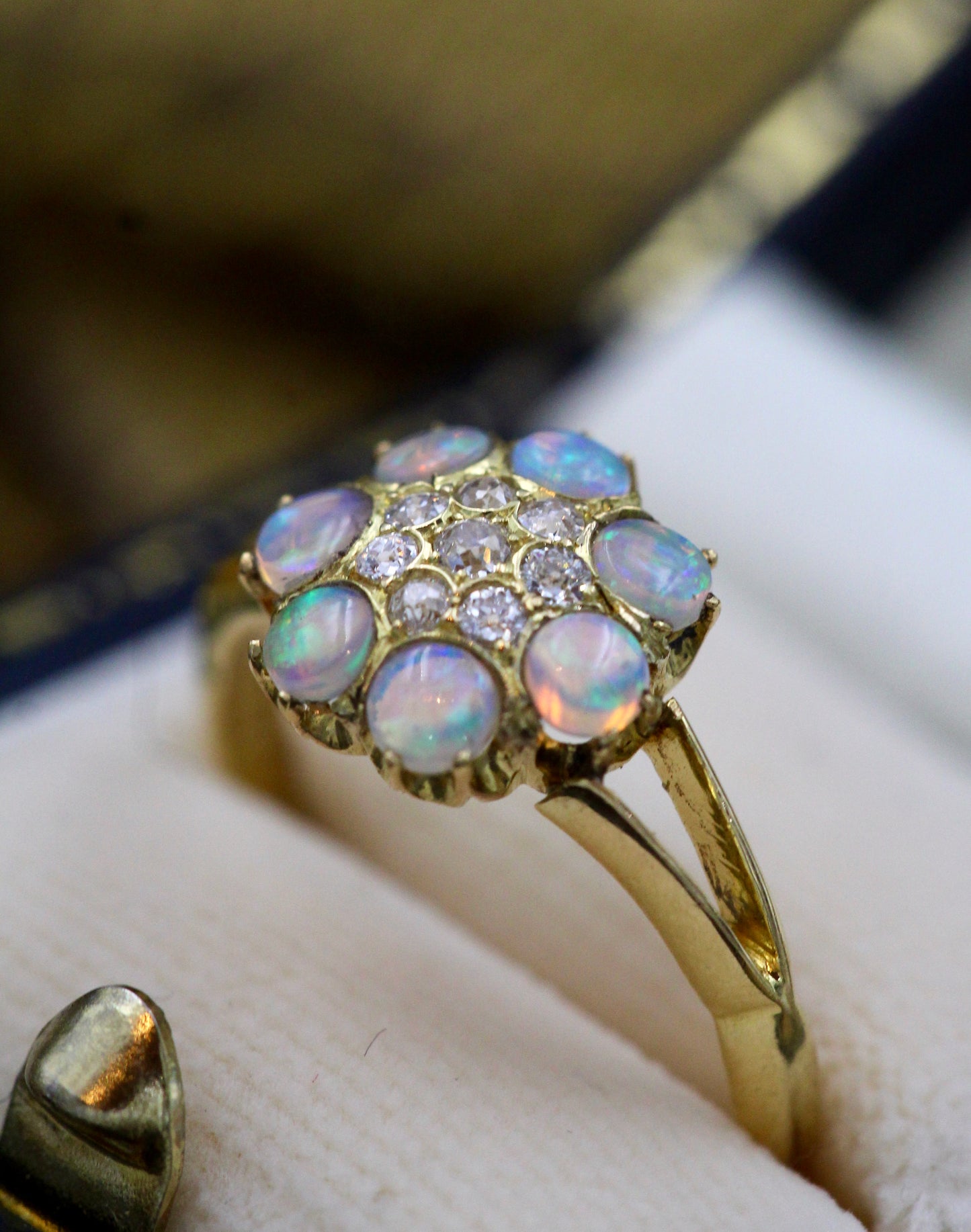 A very fine Opal and Diamond Cluster Ring in 18ct, (marked), Yellow Gold.  Early 20th Century. - Robin Haydock Antiques