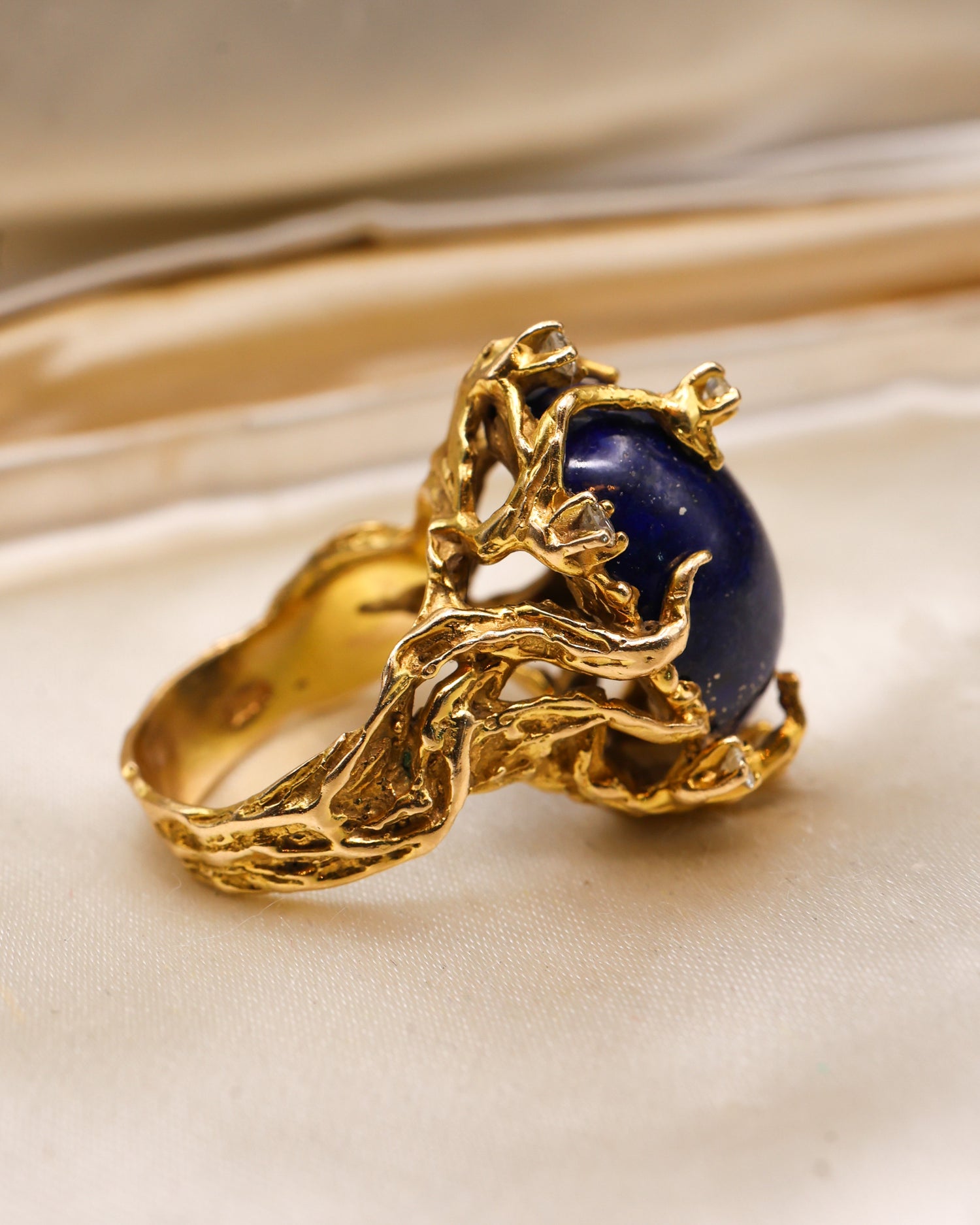 A very fine 14 ct. Yellow Gold Bartholomew Mazza Abstract Lapis Lazuli & Diamond Dress Ring. Italian. Circa 1970. - Robin Haydock Antique Jewellery