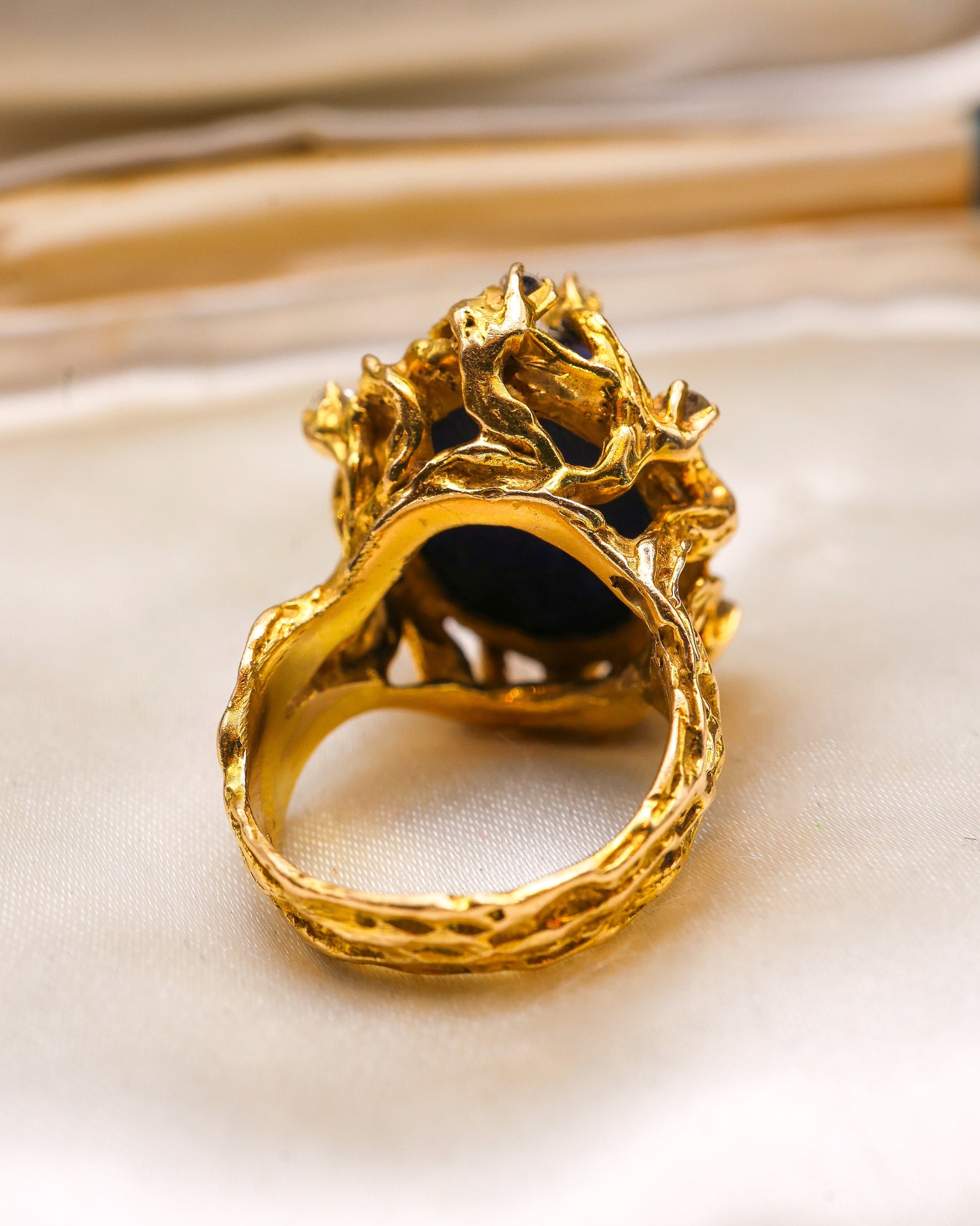 A very fine 14 ct. Yellow Gold Bartholomew Mazza Abstract Lapis Lazuli & Diamond Dress Ring. Italian. Circa 1970. - Robin Haydock Antique Jewellery
