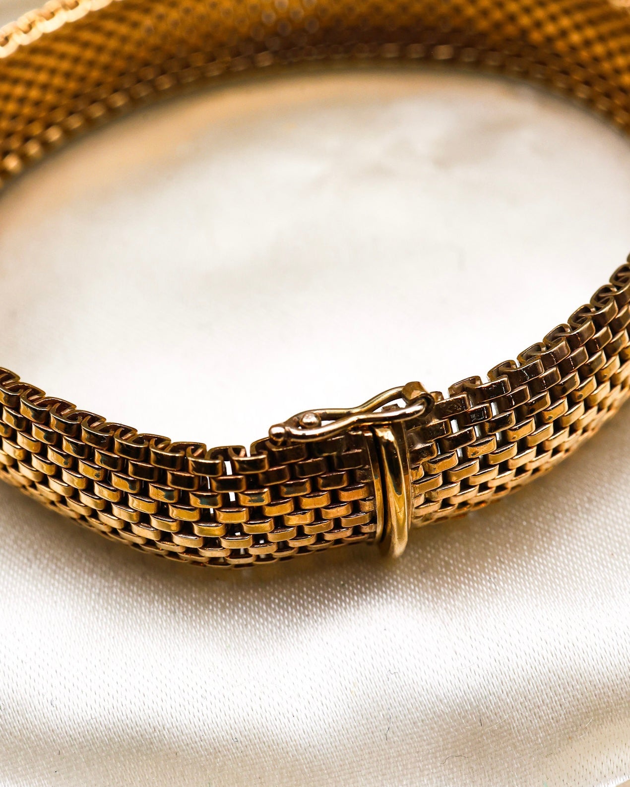 A very fine 9ct Yellow Gold (marked) Articulated Bracelet, with multiple Yellow Gold links in the serpentine style.  Date marked 1969  English - Robin Haydock Antiques
