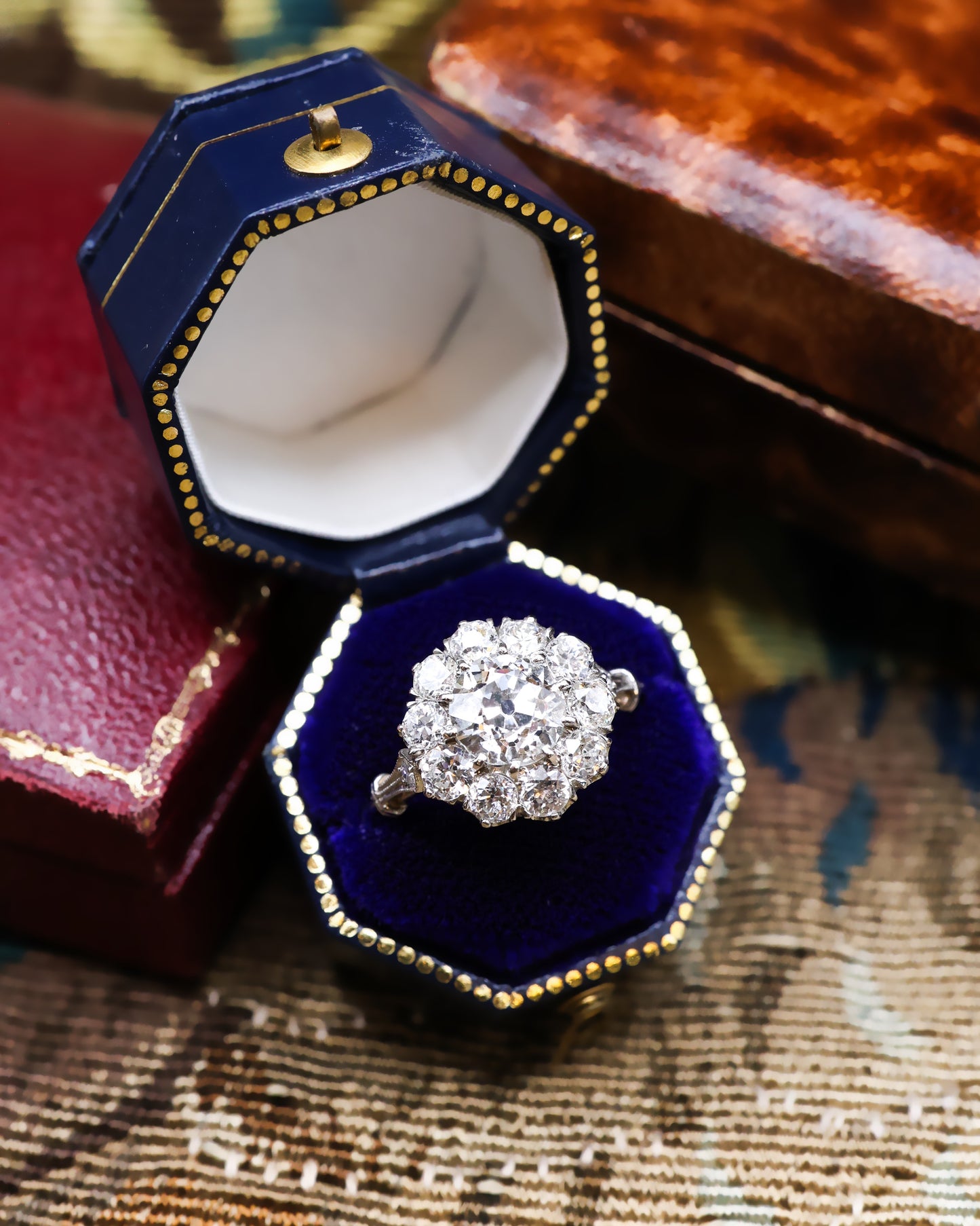 An exceptional modern Diamond & Platinum Cluster Ring, set with 2.25 Carats of G - H Colour Old European Cut Diamonds. Pre-owned. - Robin Haydock Antiques