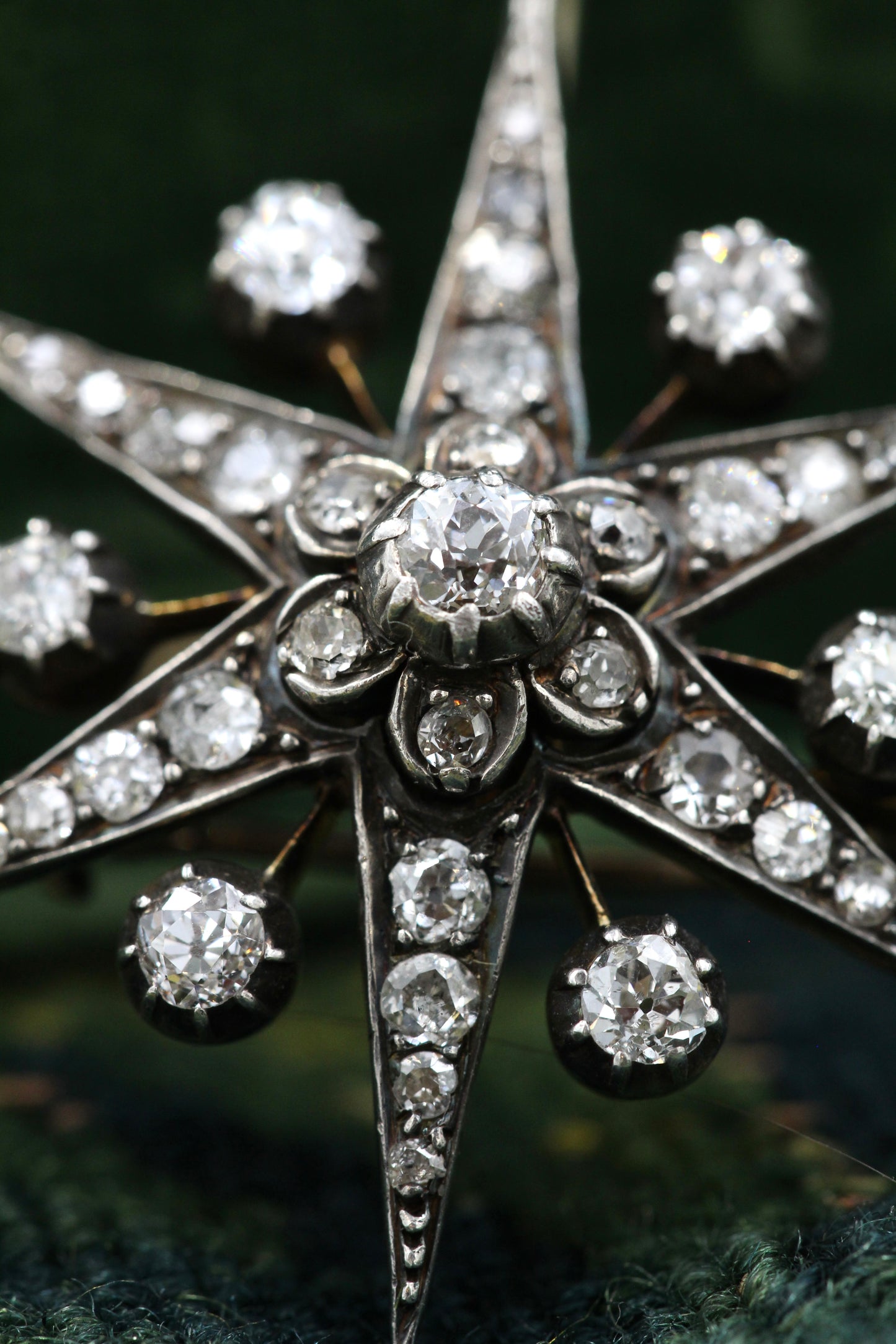 A very fine Antique High Carat Yellow Gold & Silver 6 pointed Diamond Starburst Pendant / Brooch. Engish. Circa 1880. - Robin Haydock Antiques