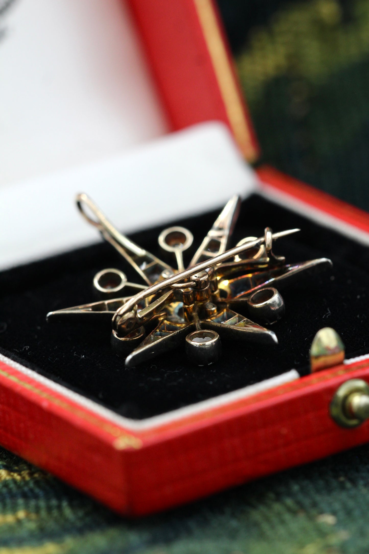 A very fine Antique High Carat Yellow Gold & Silver 6 pointed Diamond Starburst Pendant / Brooch. Engish. Circa 1880. - Robin Haydock Antiques