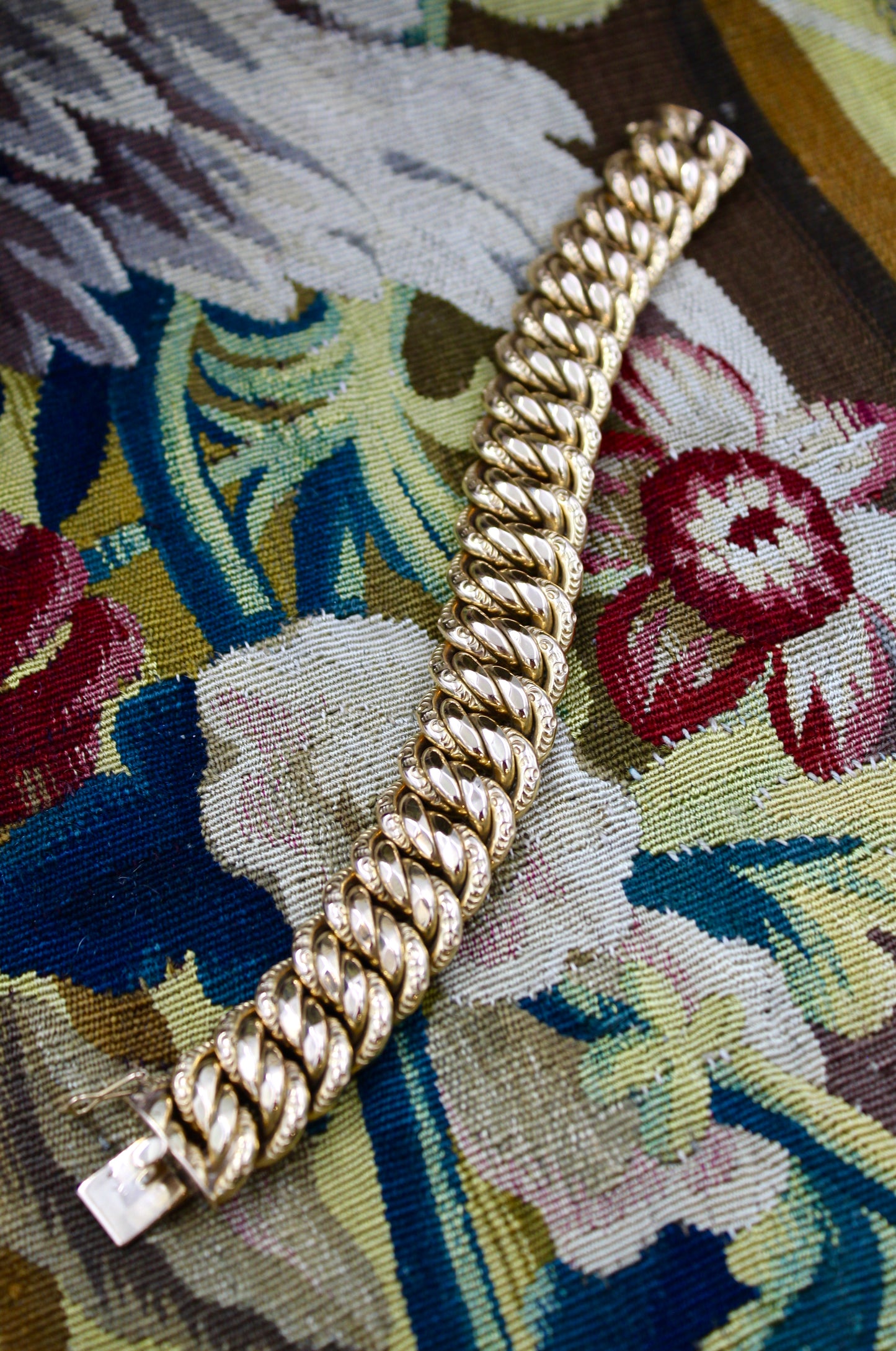 18ct Yellow Gold (Tested) French Bracelet, Double linked hammered, outer links engraved Circa 1890 - Robin Haydock Antiques