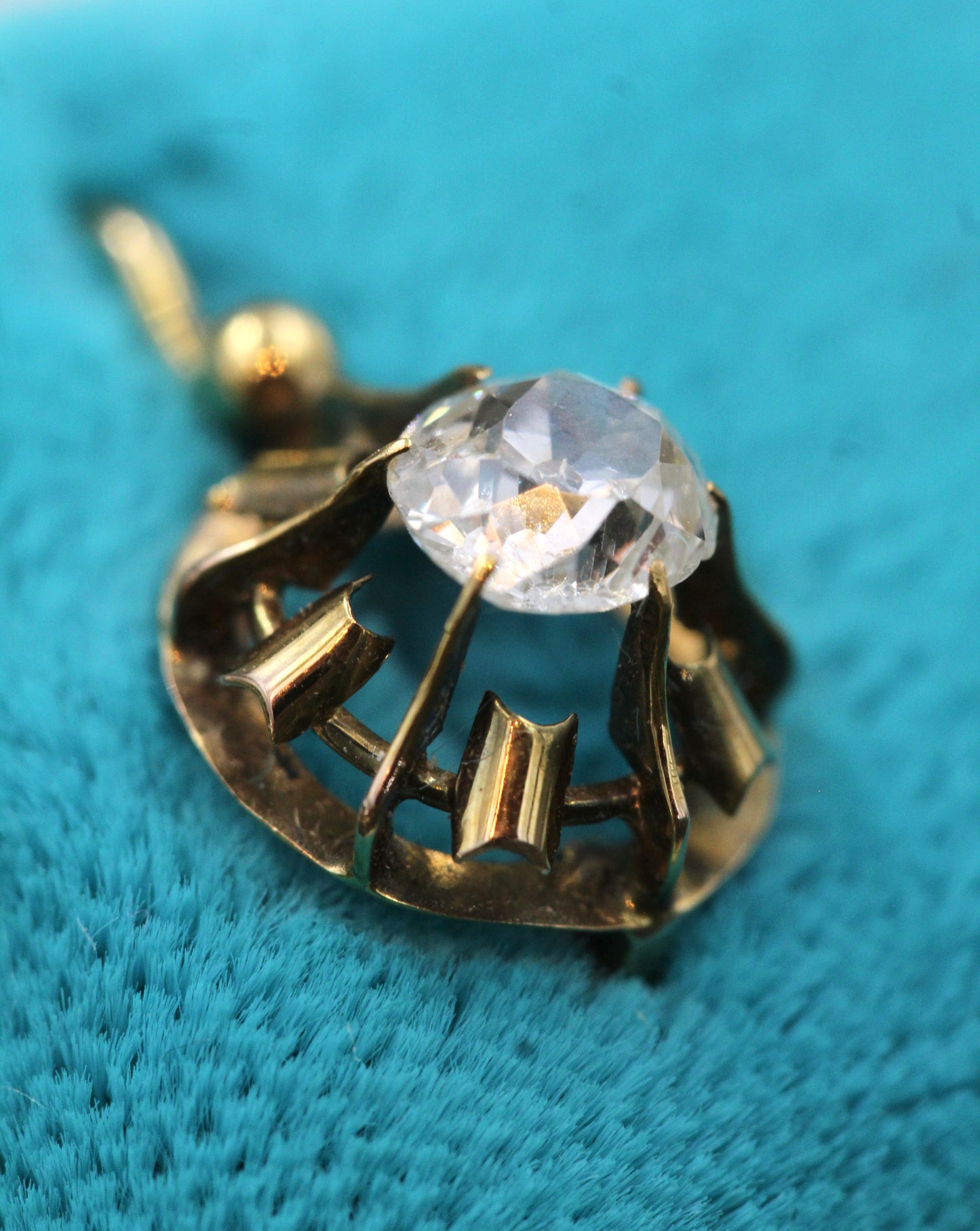 A very fine pair of Antique, 1.40 Carats Diamond Drop Earrings set in 15 Carat Yellow Gold, English, Circa 1905 - Robin Haydock Antiques