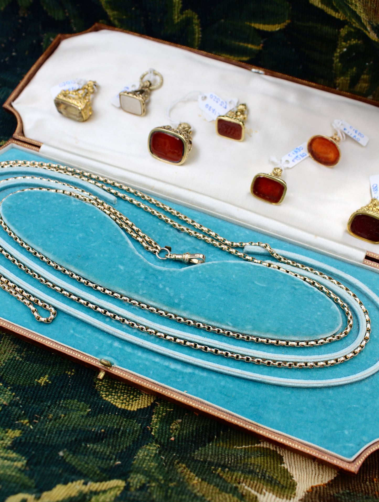 A very fine 9 Carat "Opera Length" Yellow Gold, Long Guard Chain, with Lobster Claw Clasp. English Circa 1890. - Robin Haydock Antiques
