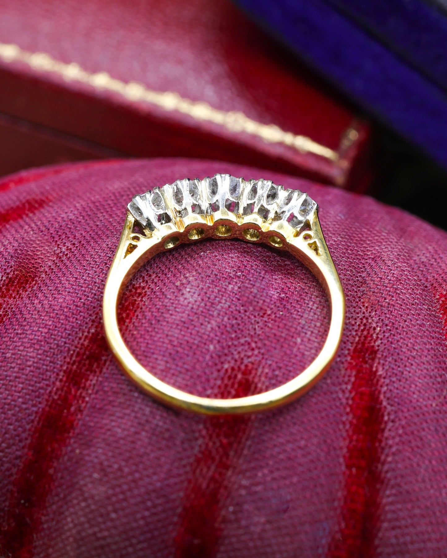 Anillo de cinco diamantes de oro amarillo de 18 quilates y platino, circa 1910