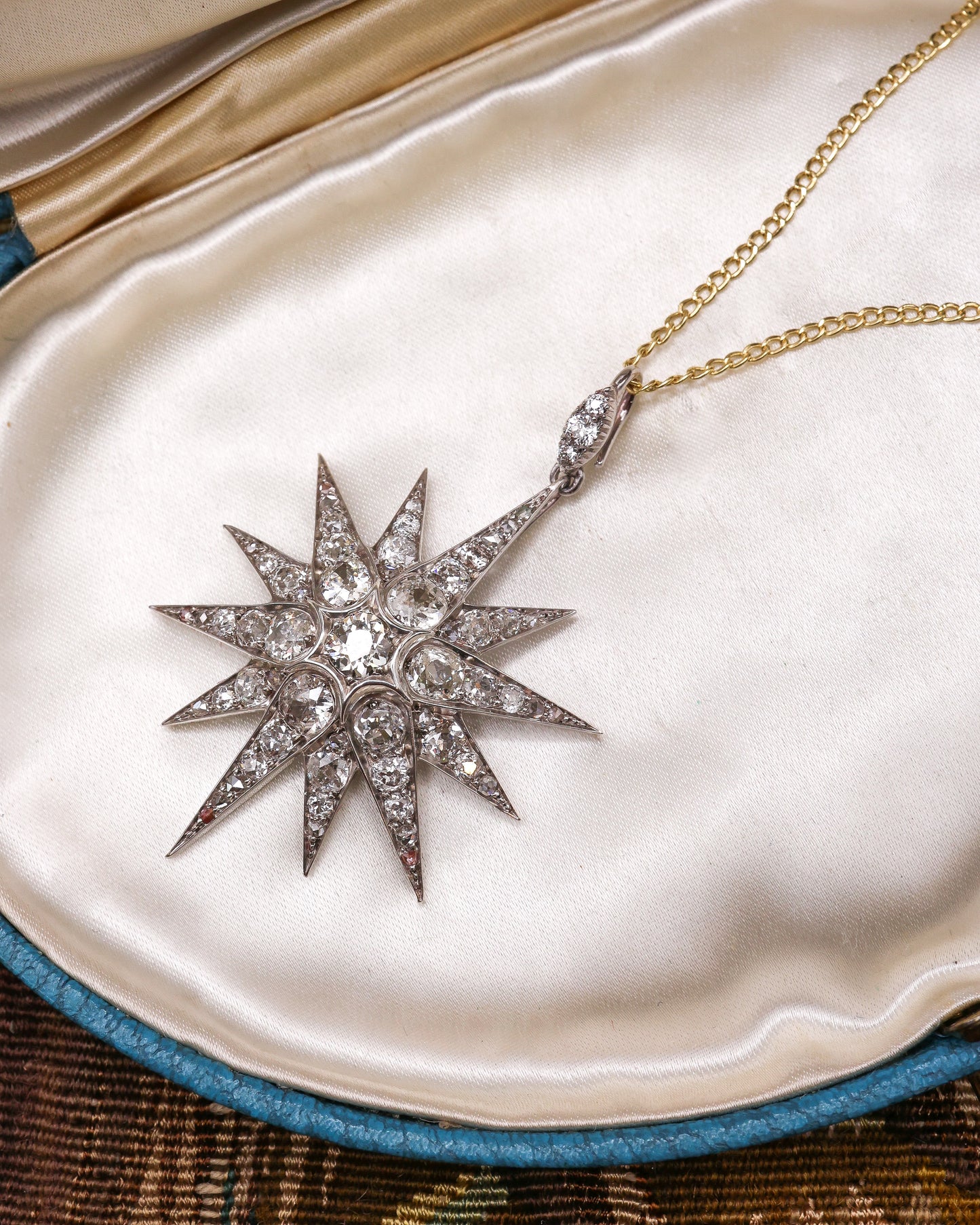 A fine Victorian 6.00 Carat (approximately), Antique Diamond Star Pendant/Brooch. English. Circa 1890. - Robin Haydock Antique Jewellery