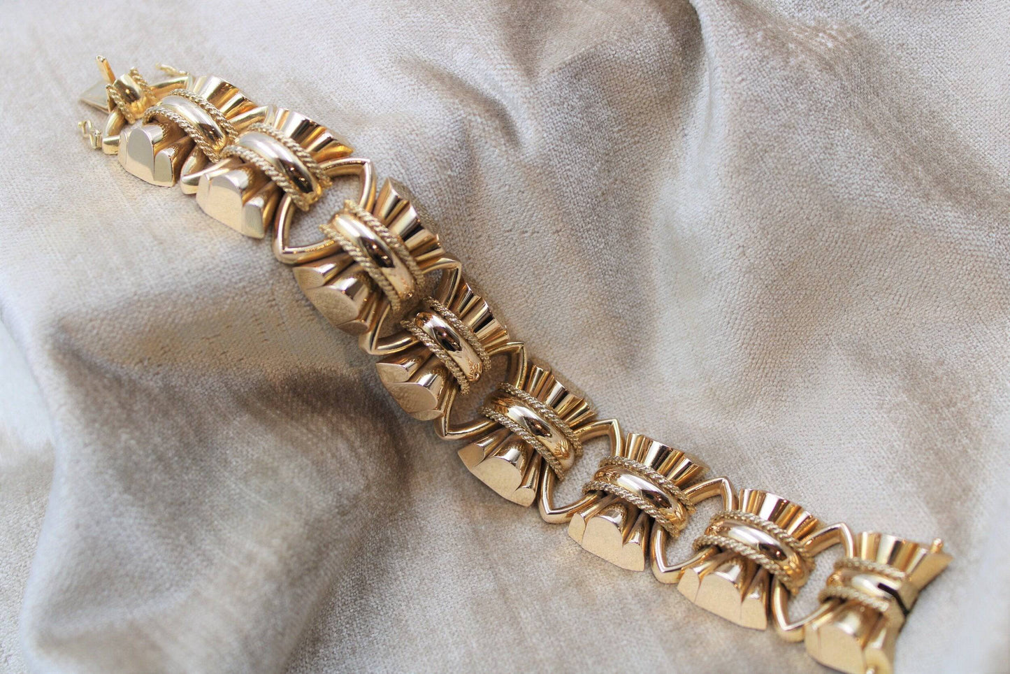 An exceptional example of a French Retro Heavy Yellow Gold Bracelet, French, Circa 1940 - Robin Haydock Antiques