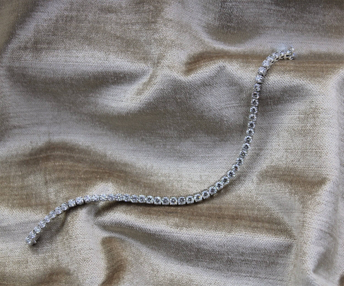 A very fine 10.04ct Diamond Line Bracelet mounted in 18ct White Gold, Pre-owened - Robin Haydock Antiques