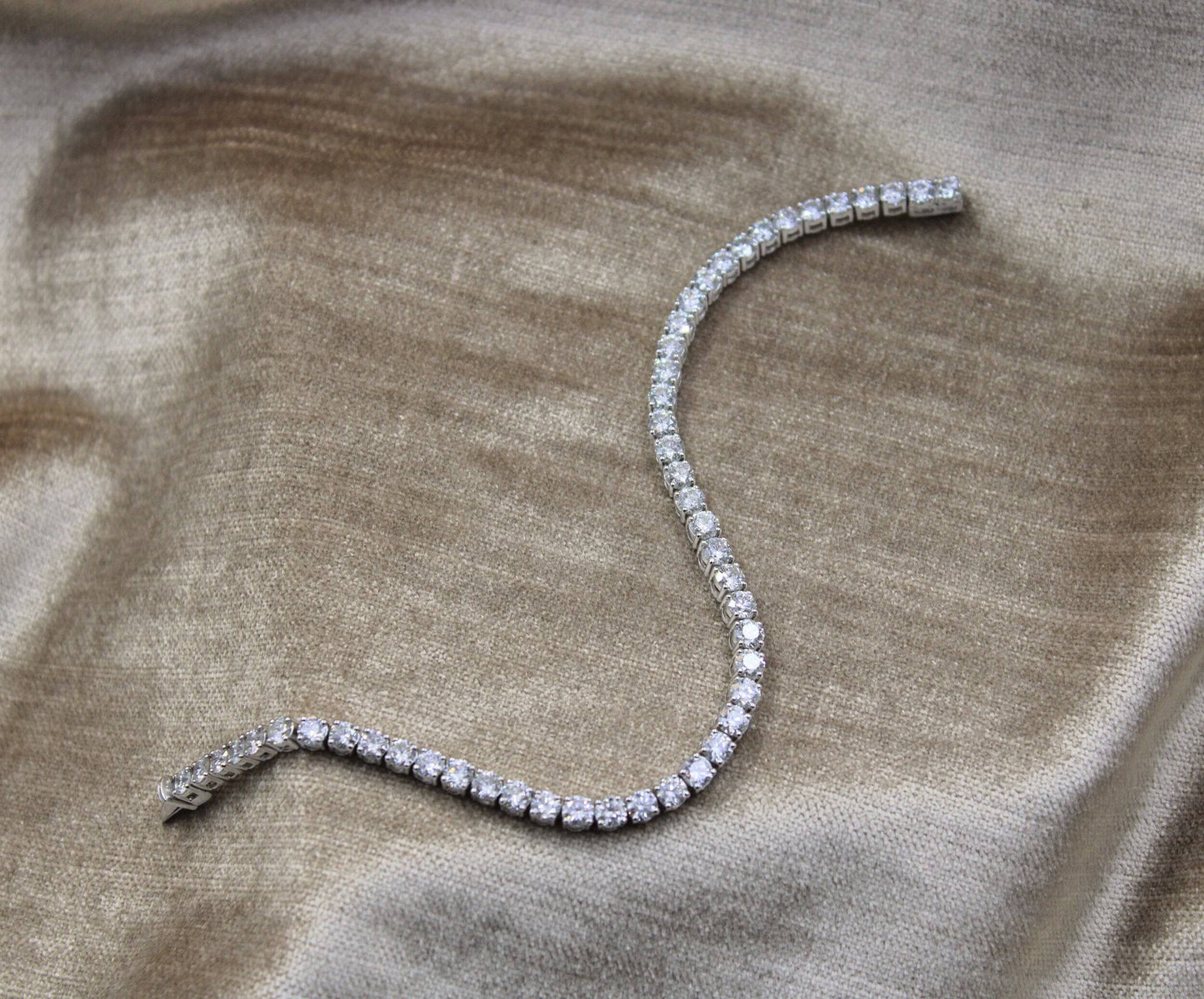 A very fine 10.04ct Diamond Line Bracelet mounted in 18ct White Gold, Pre-owened - Robin Haydock Antiques