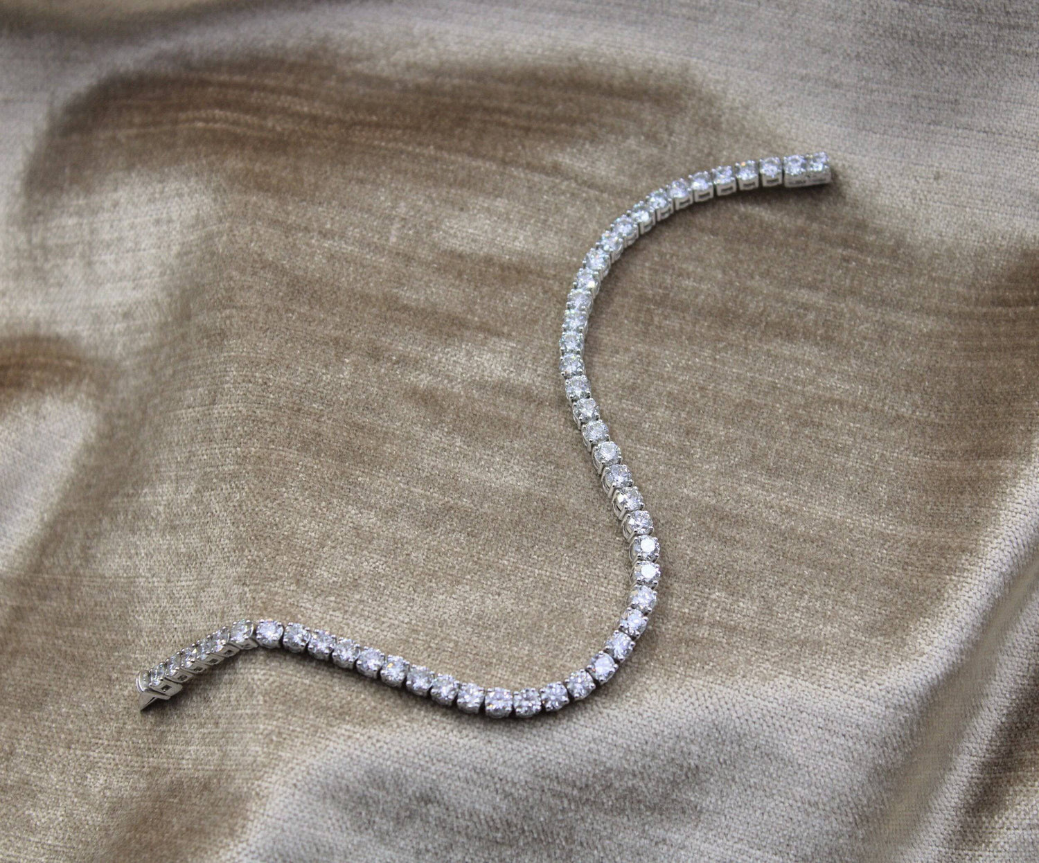 A very fine 10.04ct Diamond Line Bracelet mounted in 18ct White Gold, Pre-owened - Robin Haydock Antiques