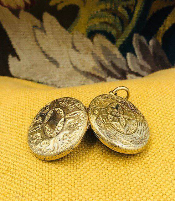 A very fine 15 Carat (tested) Yellow Gold Double Sided & Engraved Oval Locket, English, Circa 1880 - Robin Haydock Antiques