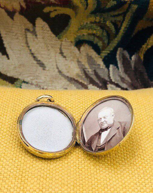A very fine 15 Carat (tested) Yellow Gold Double Sided & Engraved Oval Locket, English, Circa 1880 - Robin Haydock Antiques