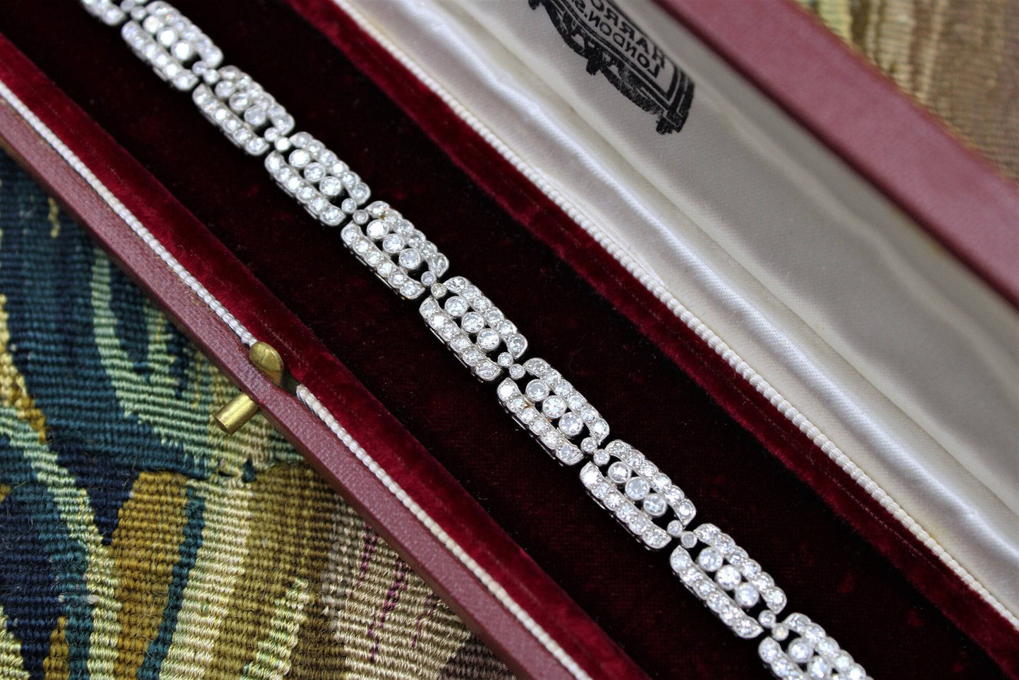 A very fine Art Deco Diamond Bracelet set in Platinum, English, Circa 1930 - Robin Haydock Antiques