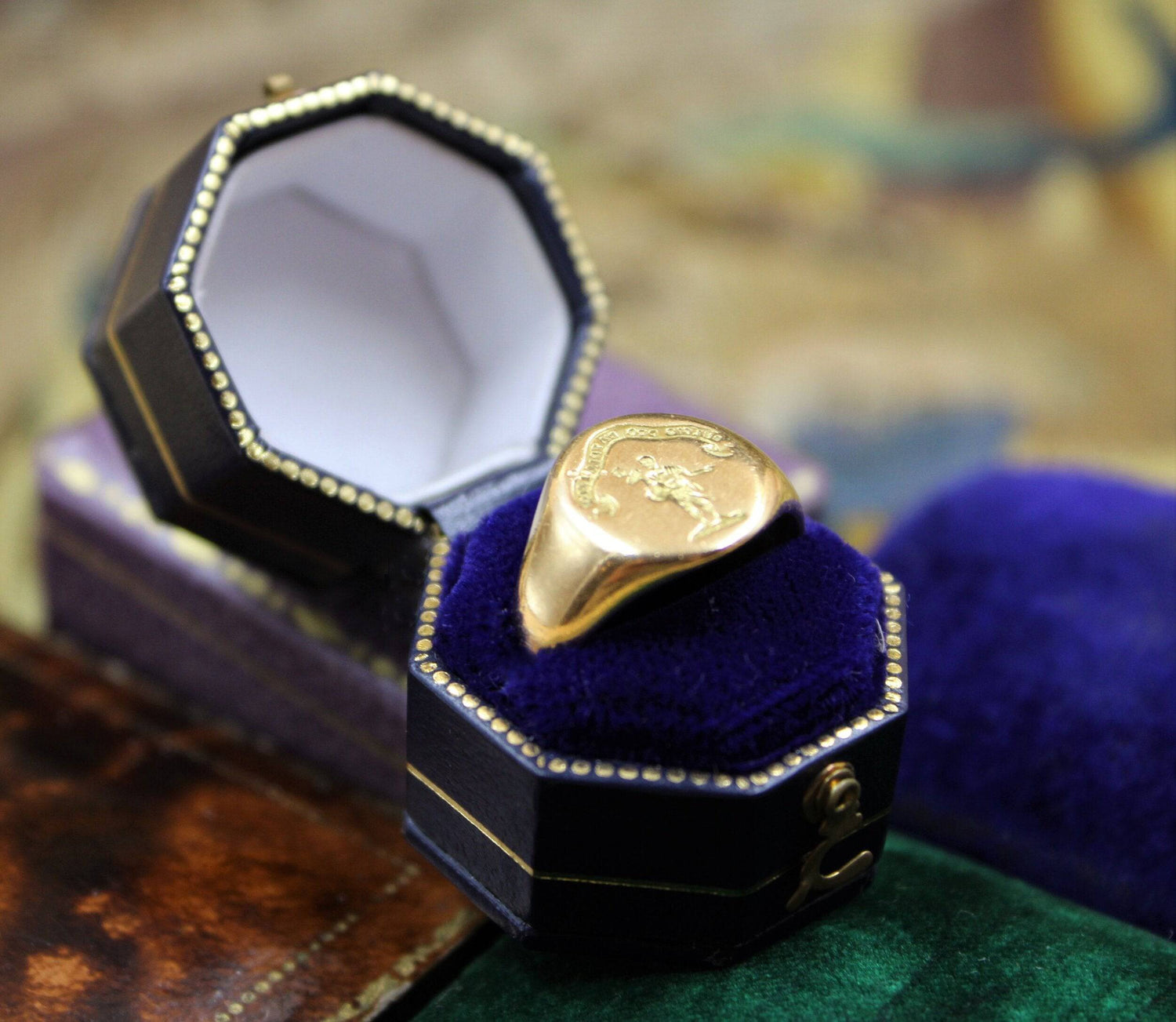 A very fine Signet Ring with Roman Centurion Intaglio Carving in 18ct Yellow Gold, English, Circa 1908 - Robin Haydock Antiques