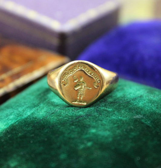A very fine Signet Ring with Roman Centurion Intaglio Carving in 18ct Yellow Gold, English, Circa 1908 - Robin Haydock Antiques