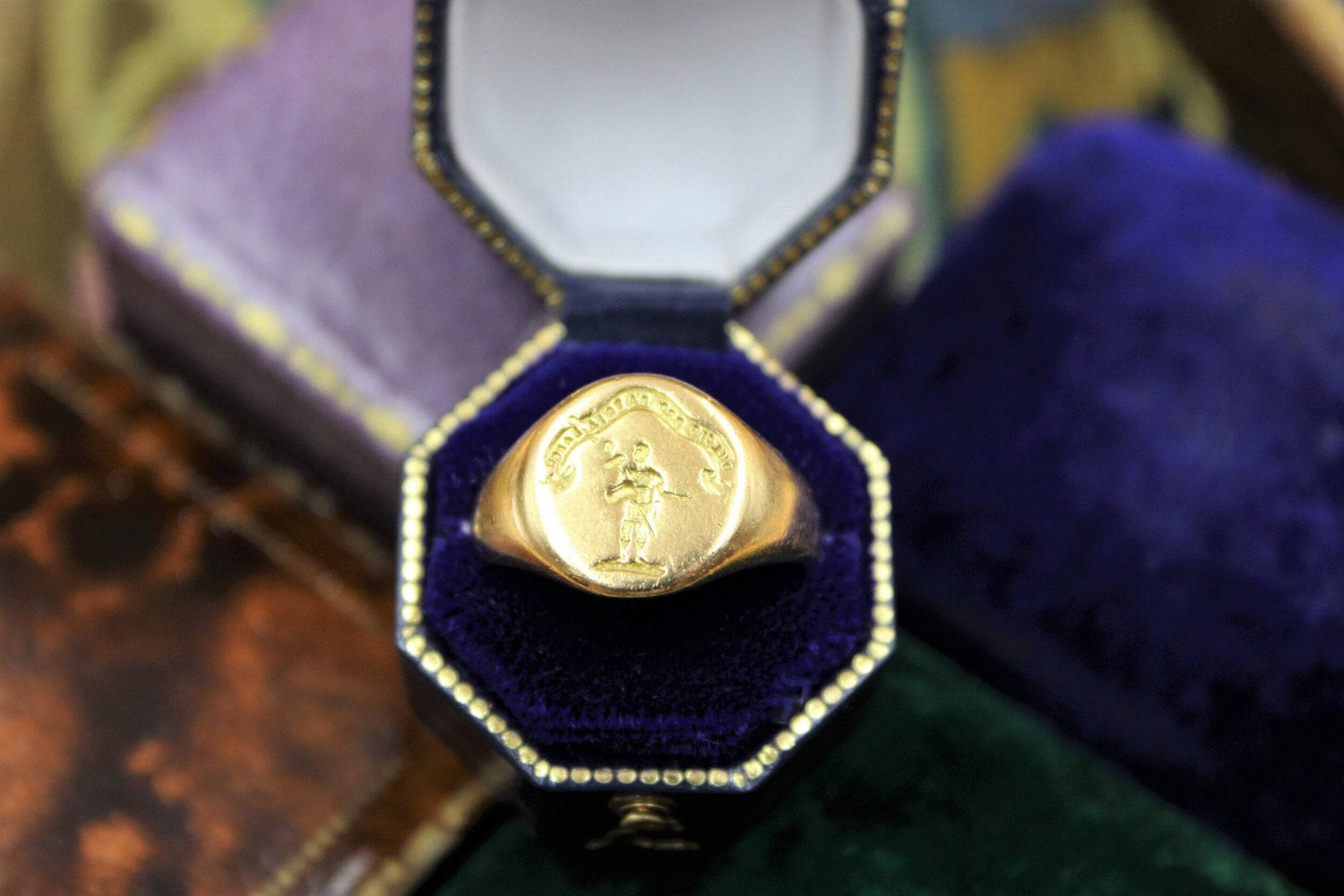 A very fine Signet Ring with Roman Centurion Intaglio Carving in 18ct Yellow Gold, English, Circa 1908 - Robin Haydock Antiques