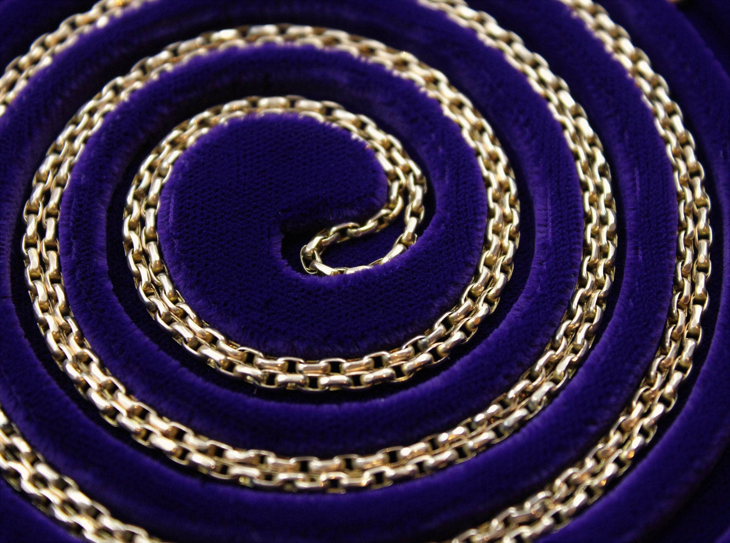 A very fine Victorian Long Guard in 9ct Gold with its original Claw Clasp, English, Circa 1880 - Robin Haydock Antiques