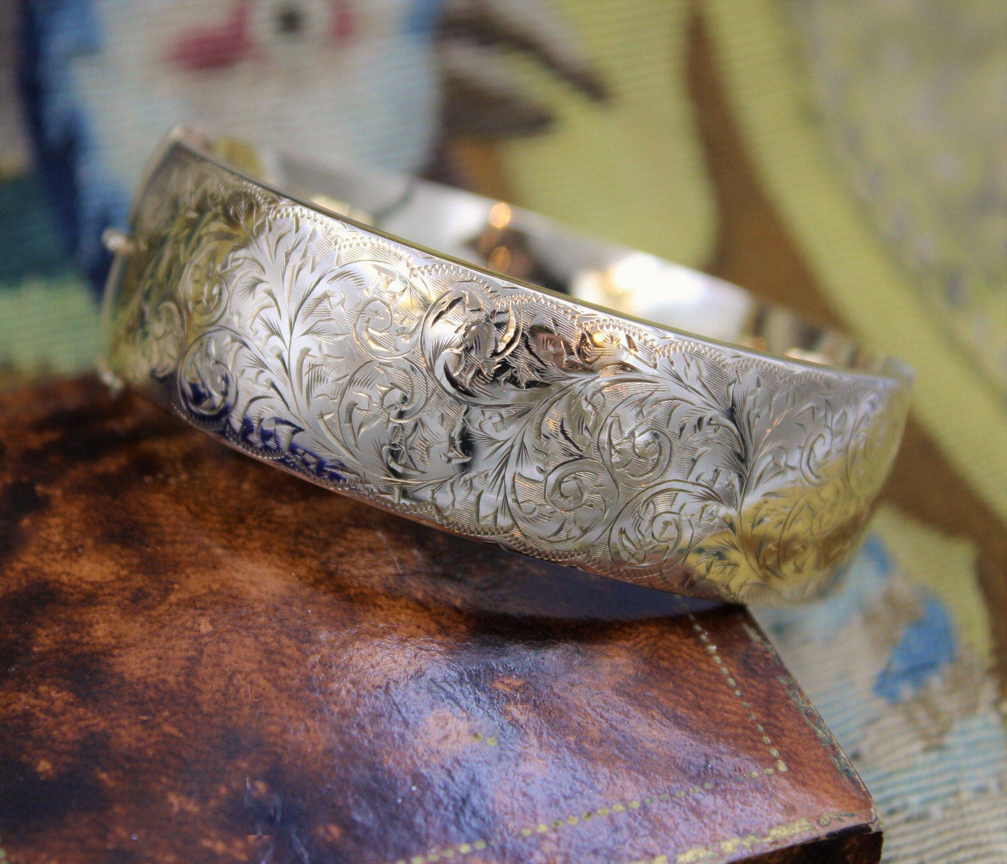 An exceptional and finely engraved 9ct Yellow Gold Bangle, English, Circa 1917 - Robin Haydock Antiques