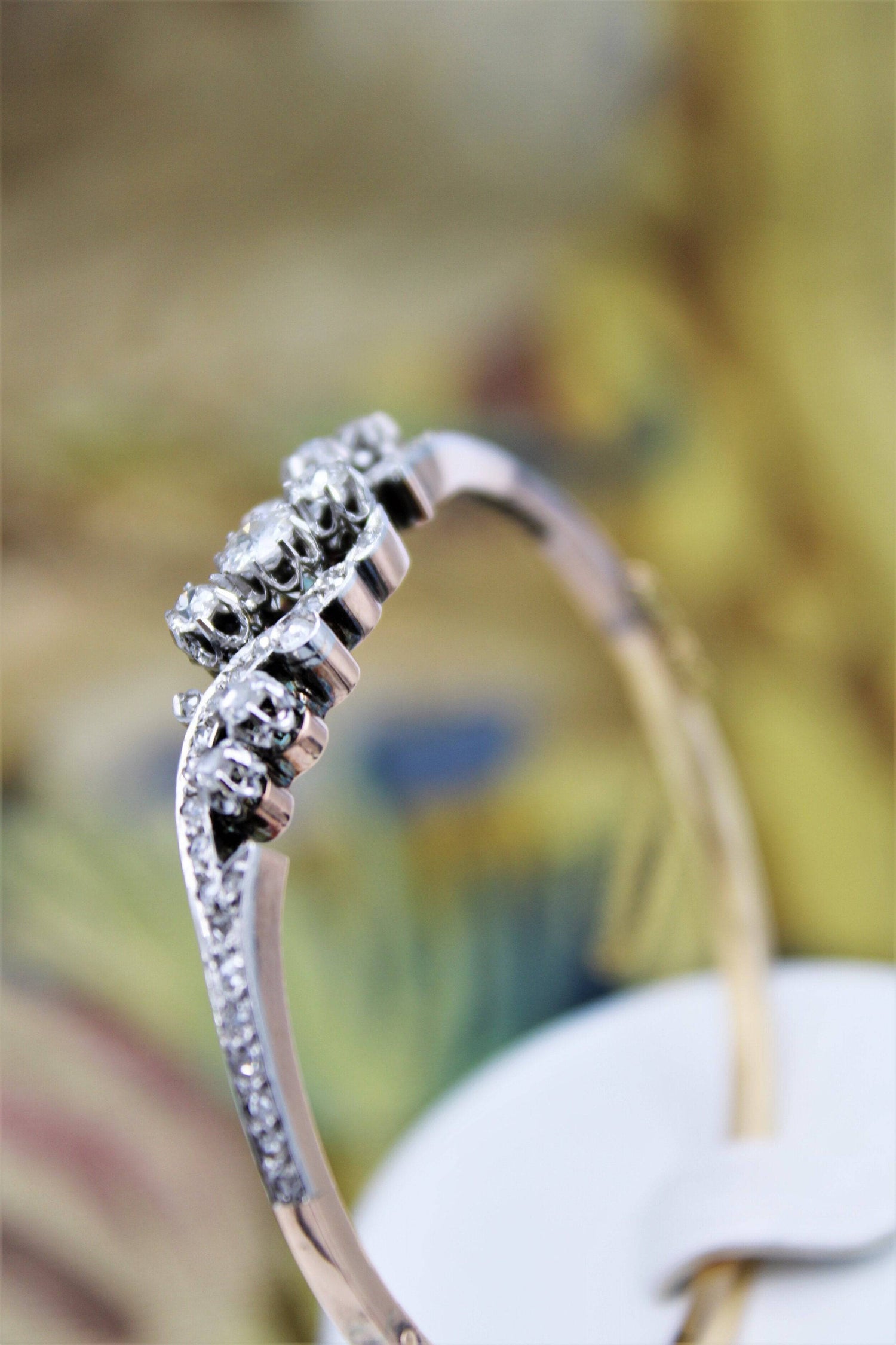 A very fine "Belle Epoque" Diamond Bangle in 18 ct. Yellow Gold & Platinum, French, Circa 1905. - Robin Haydock Antiques