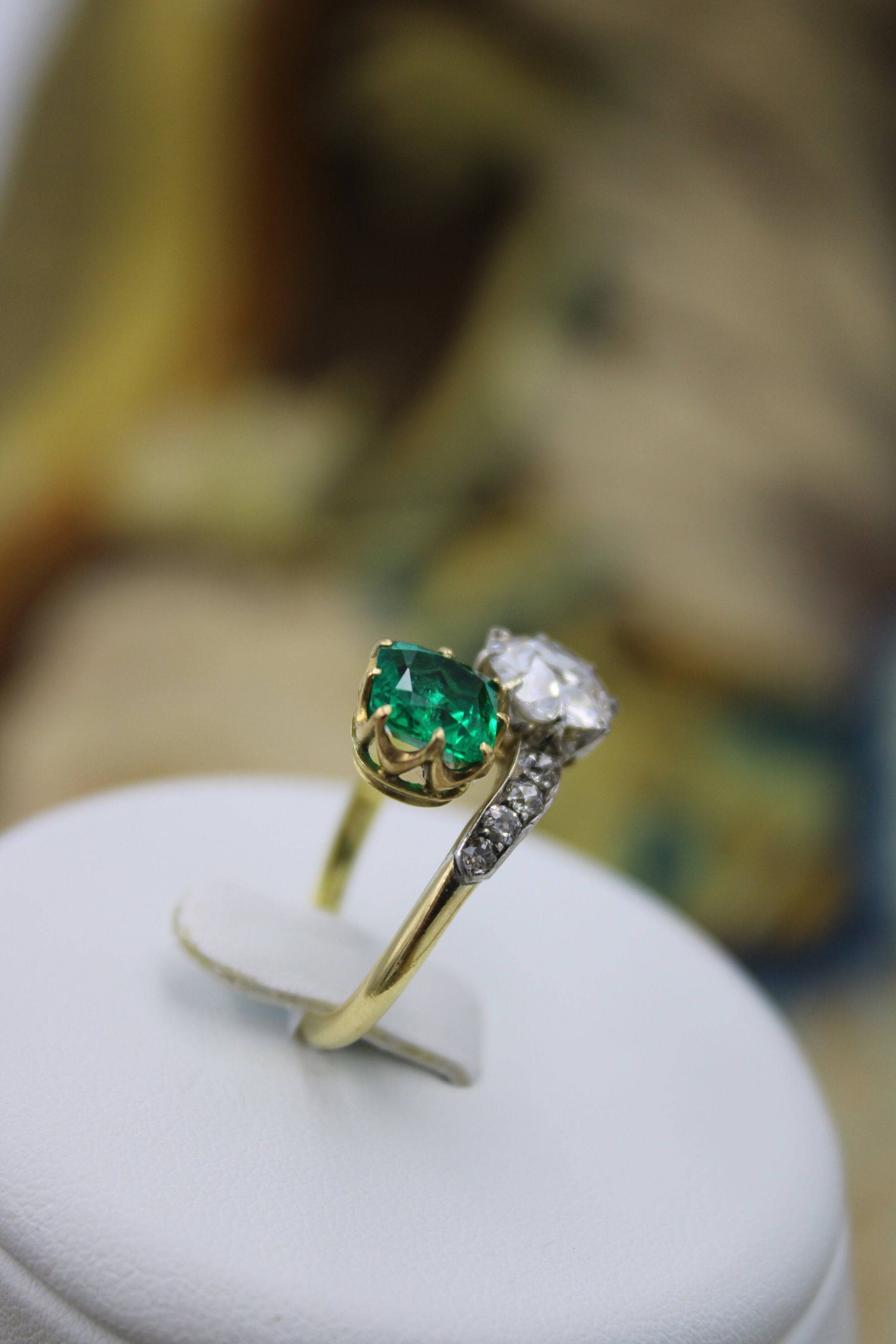 An exceptional Colombian Emerald & Diamond Ring mounted in 18ct Yellow Gold & Platinum, English, Circa 1910 - Robin Haydock Antiques