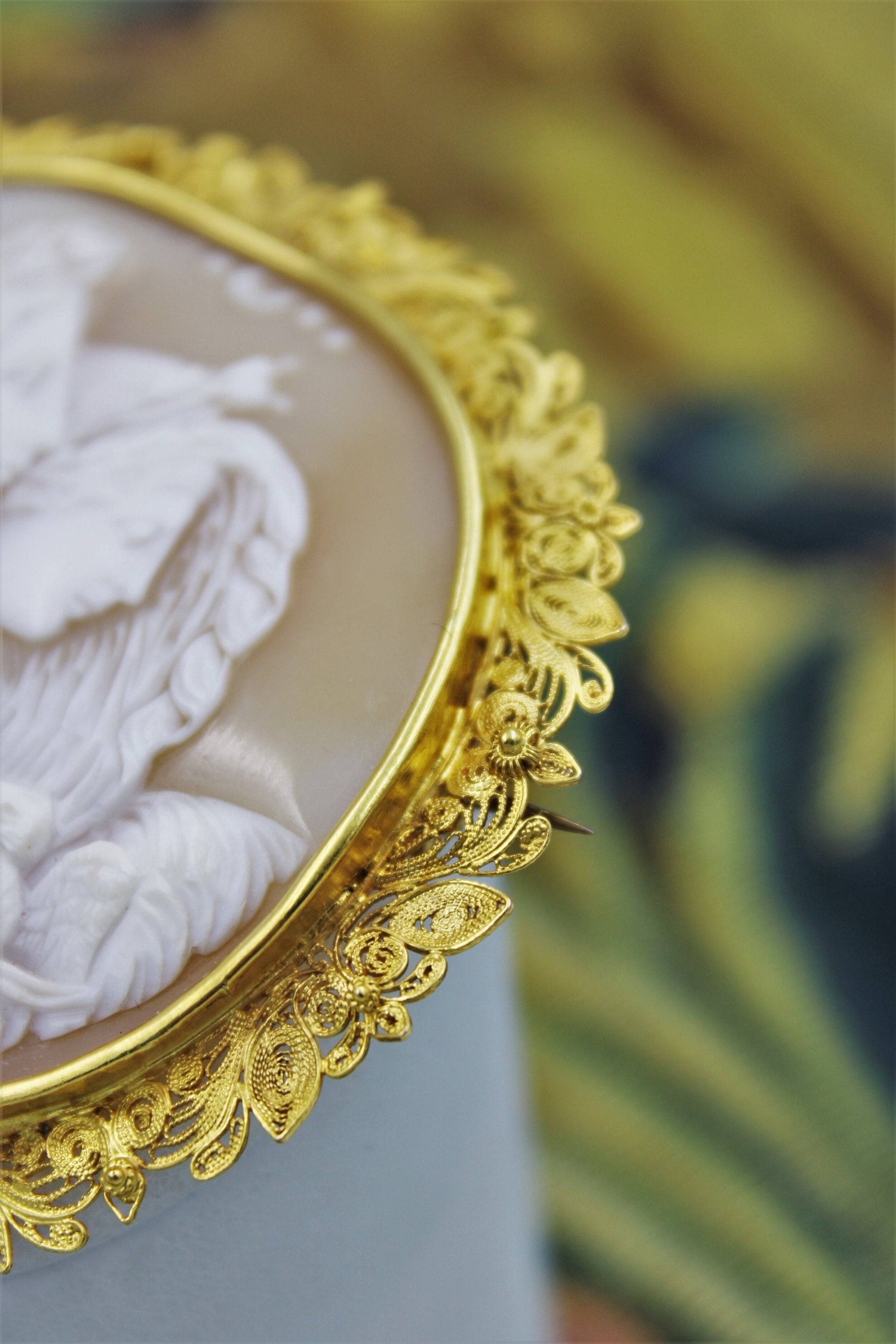 A very fine Shell Cameo and 18ct Yellow Gold (Marked) "Cannetille" Work Brooch, Circa 1830. - Robin Haydock Antiques