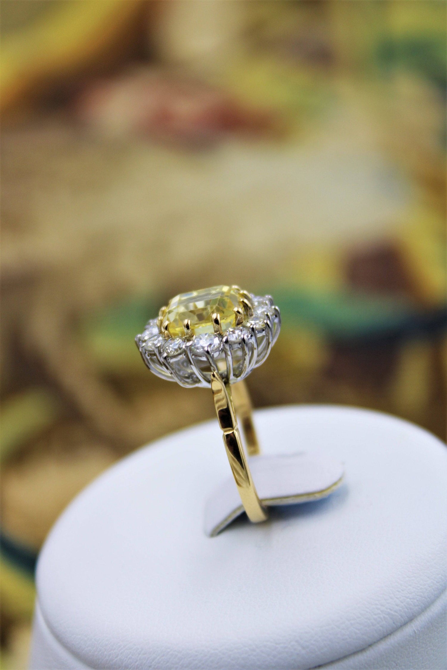 A very fine Natural Yellow Sapphire & Diamond Ring set in 18ct White & Yellow Gold, Circa 1985 - Robin Haydock Antiques