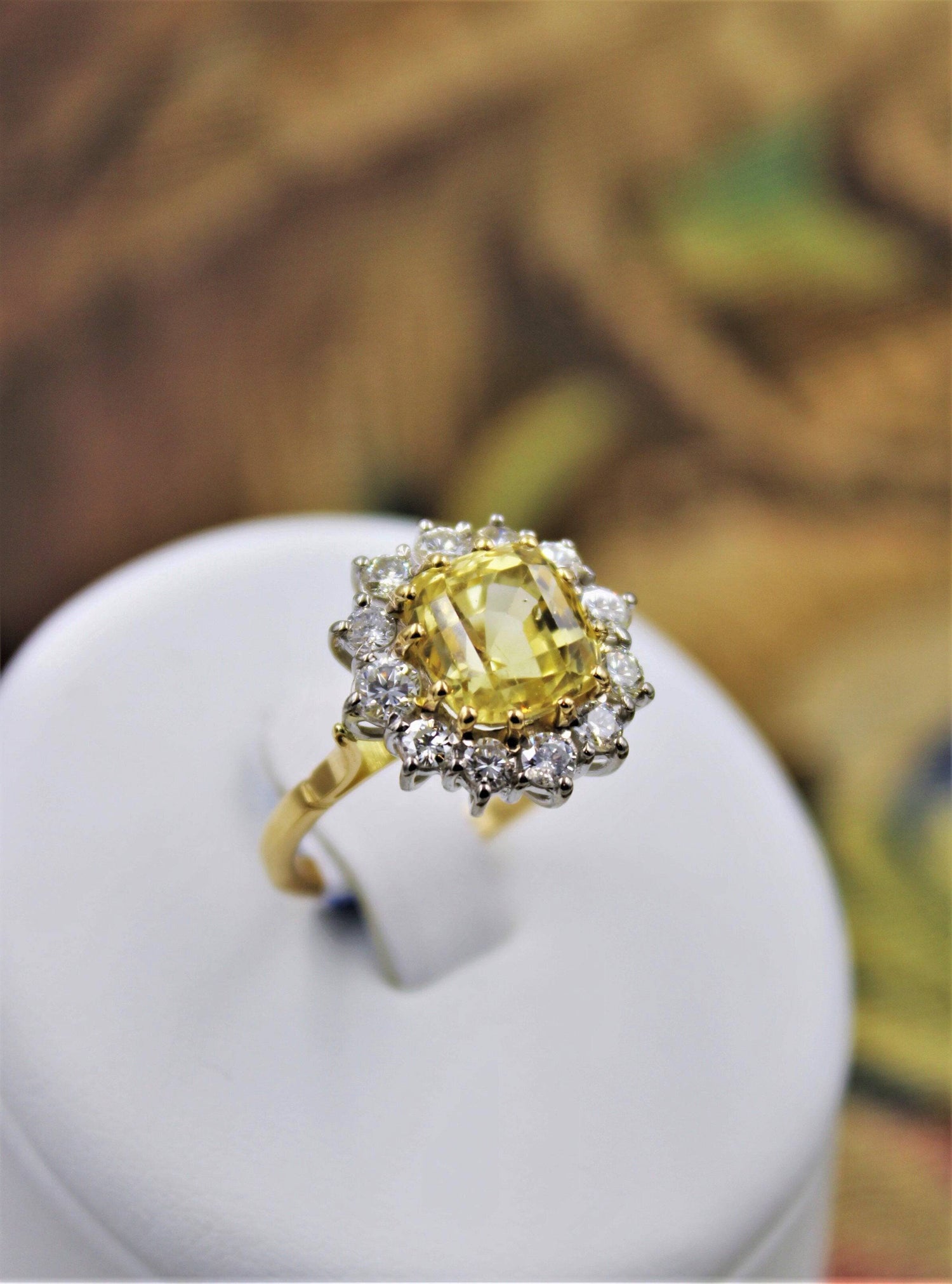 A very fine Natural Yellow Sapphire & Diamond Ring set in 18ct White & Yellow Gold, Circa 1985 - Robin Haydock Antiques