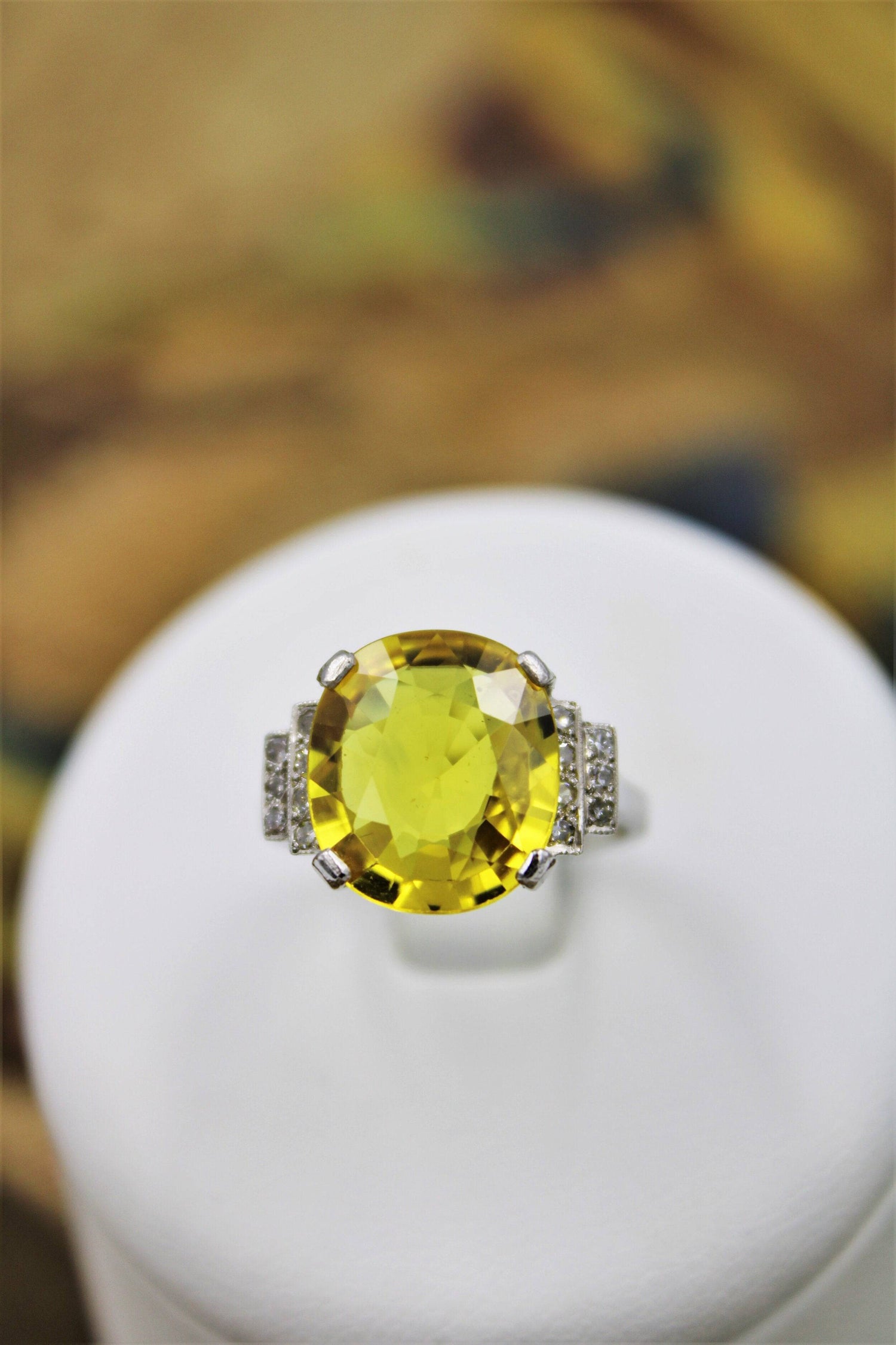 An exceptional Yellow Sapphire and Diamond Ring set in Platinum (Marked), Late 20th Century. - Robin Haydock Antiques