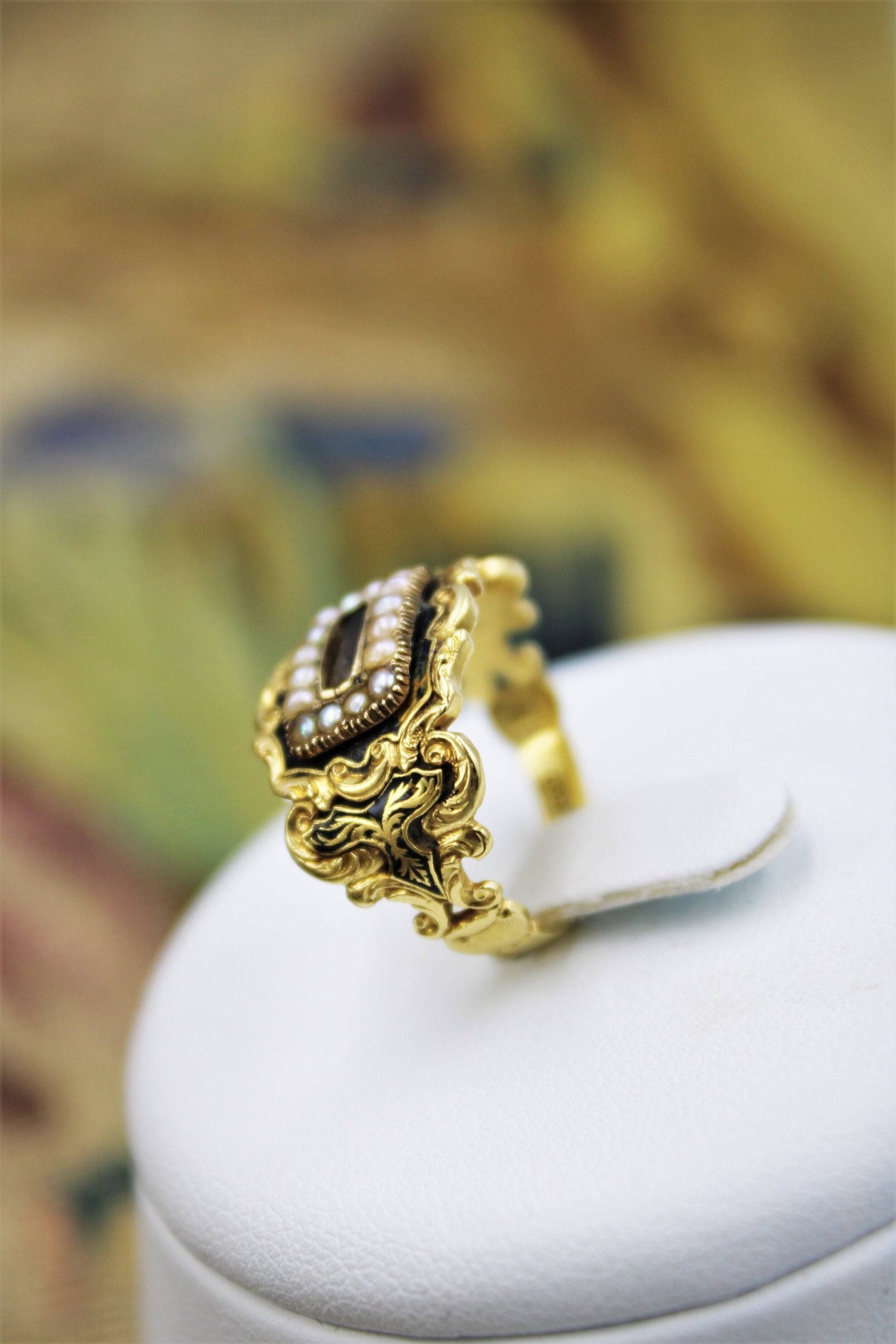 A fine mourning ring set with Seed Pearls in 18 Carat Yellow Gold, London, 1826 - Robin Haydock Antiques