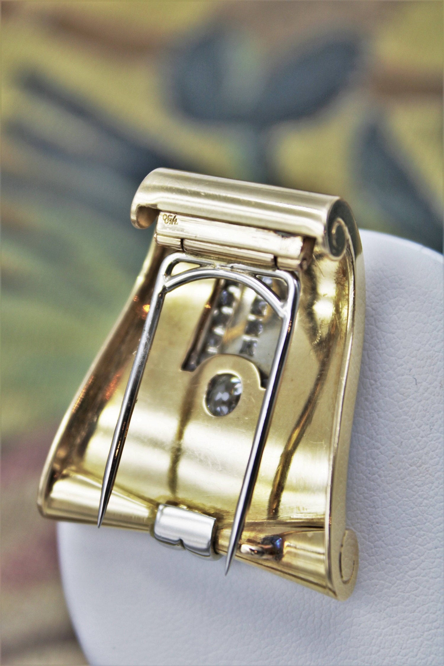 A very fine Scrolling Diamond Dress-Clip / Brooch in 18 Carat Yellow Gold (marked), Circa 1940. - Robin Haydock Antiques