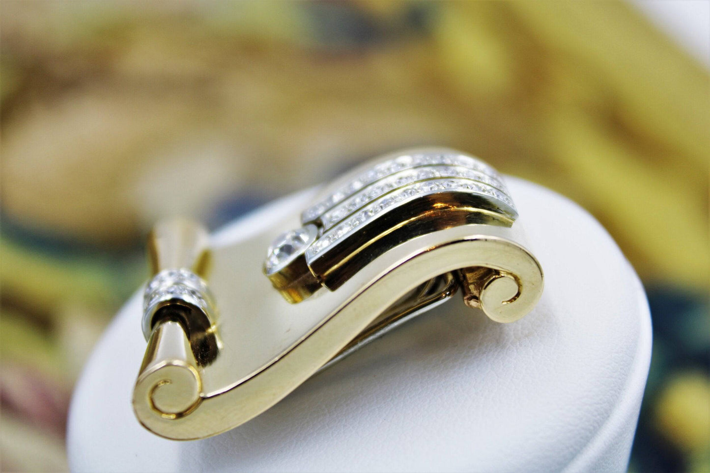 A very fine Scrolling Diamond Dress-Clip / Brooch in 18 Carat Yellow Gold (marked), Circa 1940. - Robin Haydock Antiques