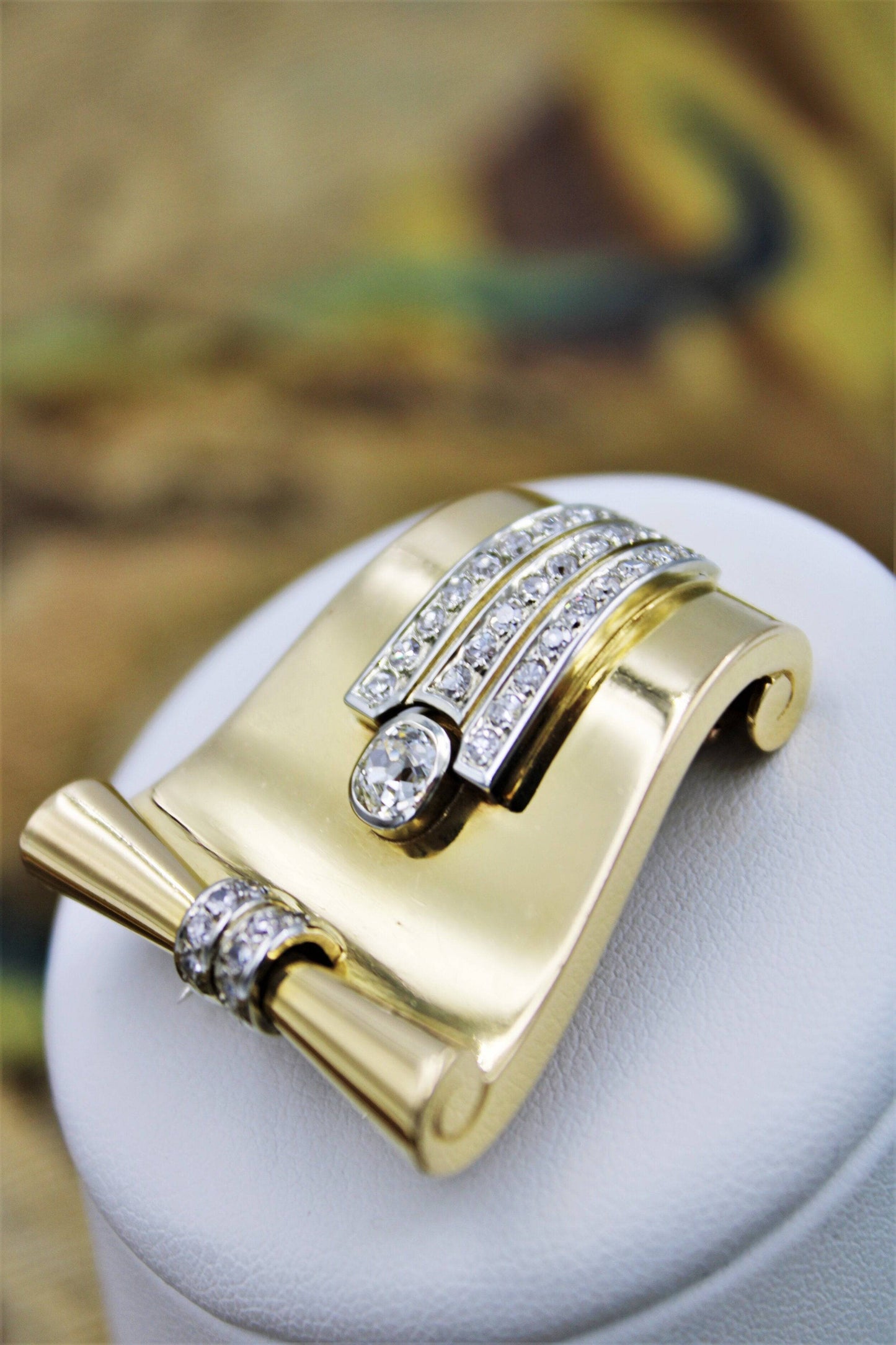 A very fine Scrolling Diamond Dress-Clip / Brooch in 18 Carat Yellow Gold (marked), Circa 1940. - Robin Haydock Antiques
