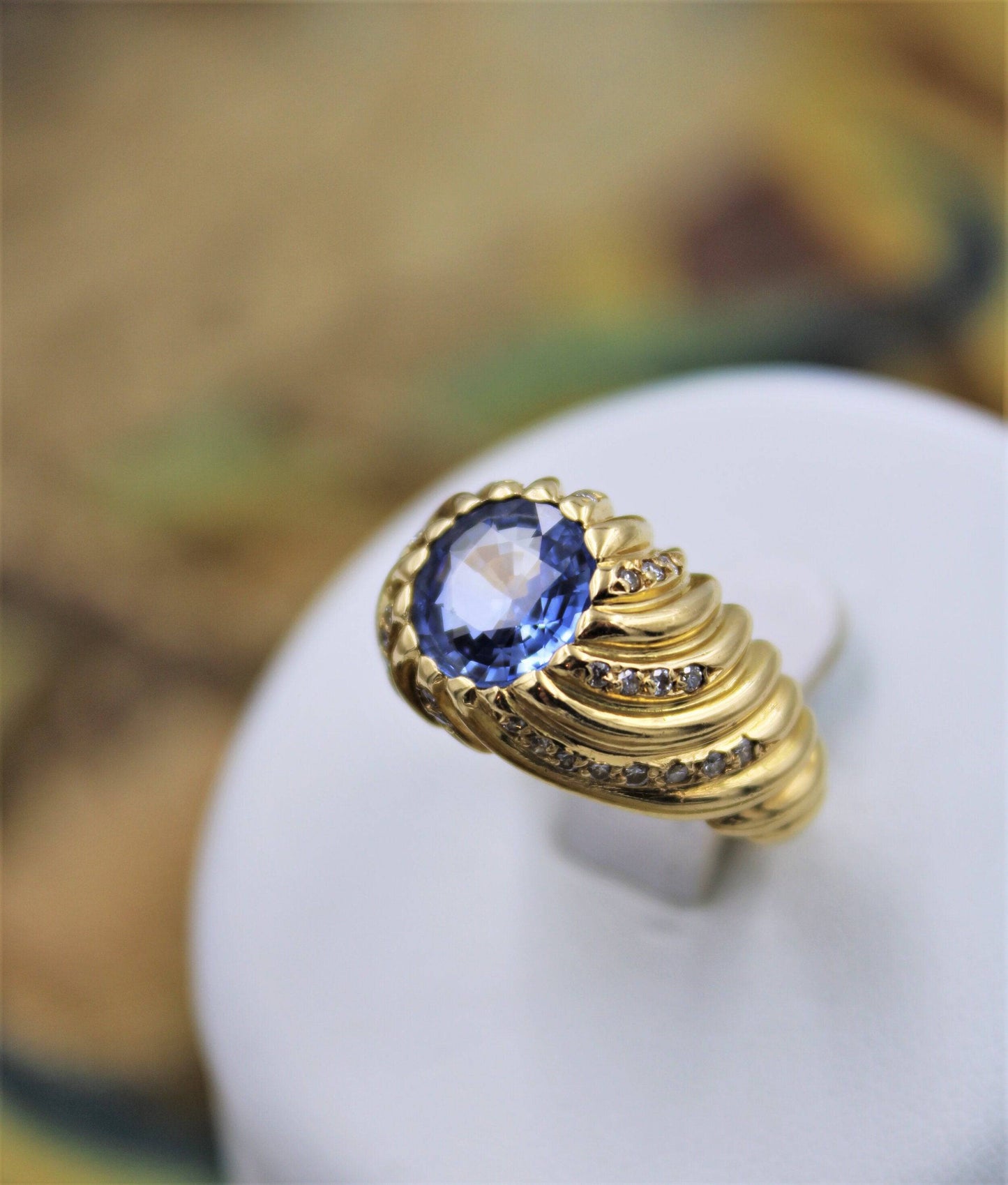 A very fine Natural Sapphire and Diamond ring in 18 Carat Yellow Gold, French, Circa 1960 - Robin Haydock Antiques