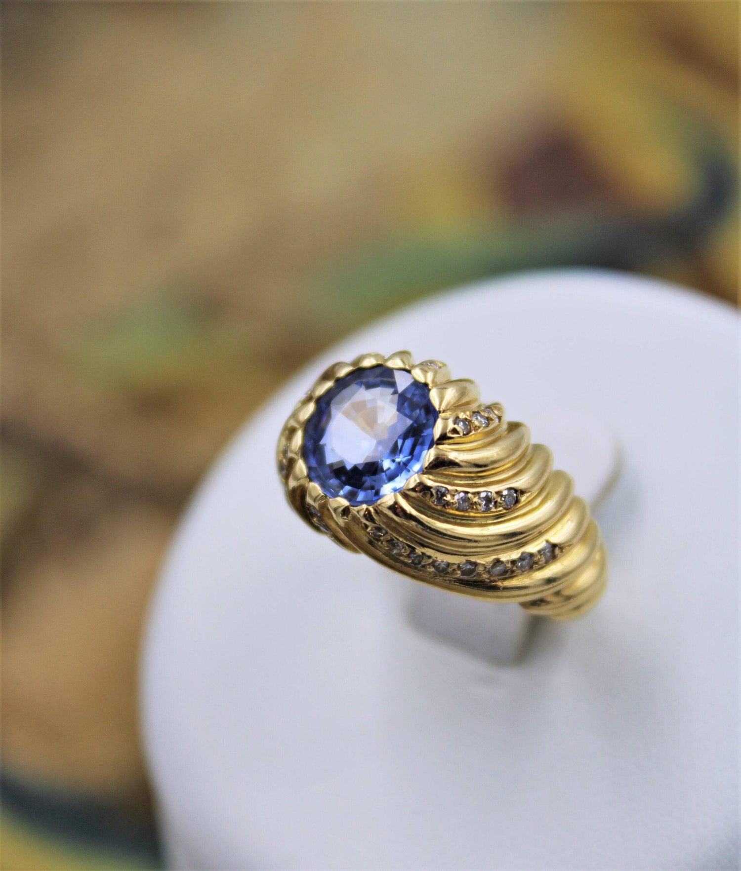 A very fine Natural Sapphire and Diamond ring in 18 Carat Yellow Gold, French, Circa 1960 - Robin Haydock Antiques