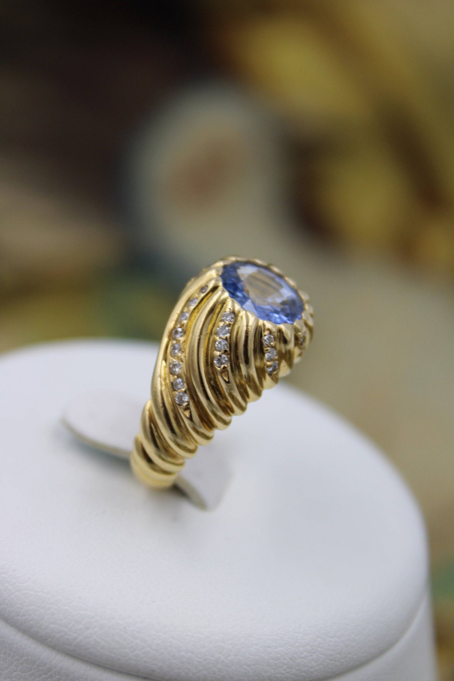 A very fine Natural Sapphire and Diamond ring in 18 Carat Yellow Gold, French, Circa 1960 - Robin Haydock Antiques