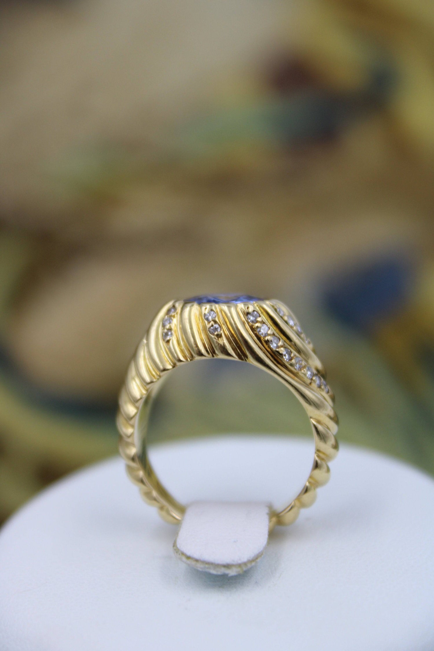 A very fine Natural Sapphire and Diamond ring in 18 Carat Yellow Gold, French, Circa 1960 - Robin Haydock Antiques