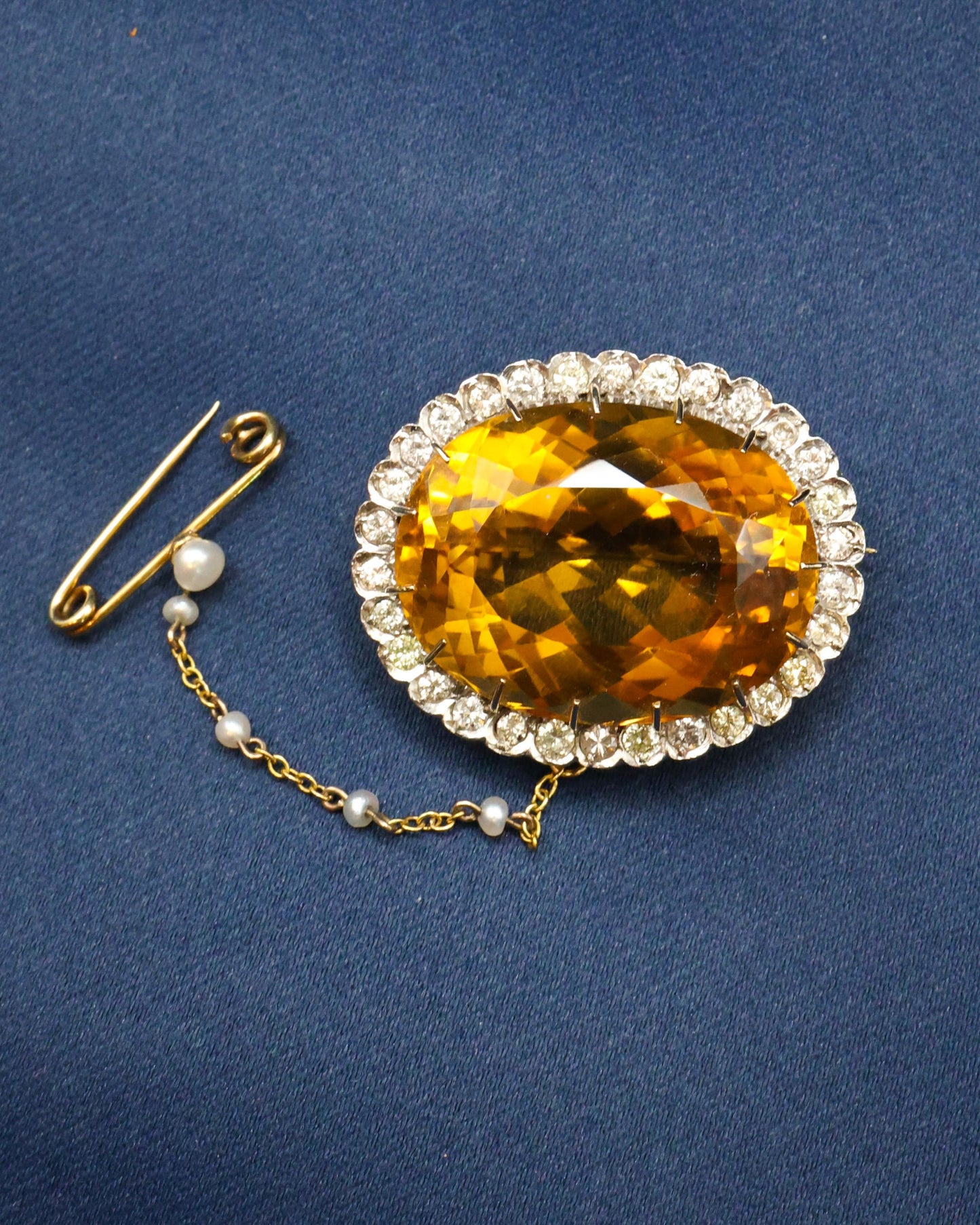 A very fine 15 ct Yellow Gold, Silver tipped (Tested),  44 Carat, Oval Natural Citrine and 1,20 Carat Round Brilliant Cut, Diamond Brooch. Circa 1920.