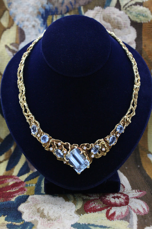 A Stunning 18 Carat Yellow Gold Aquamarine and Diamond Necklace, centrally set with an exceptional Natural, Untreated Octagonal Aquamarine of 27.11 Carats. Circa 1970. - Robin Haydock Antiques