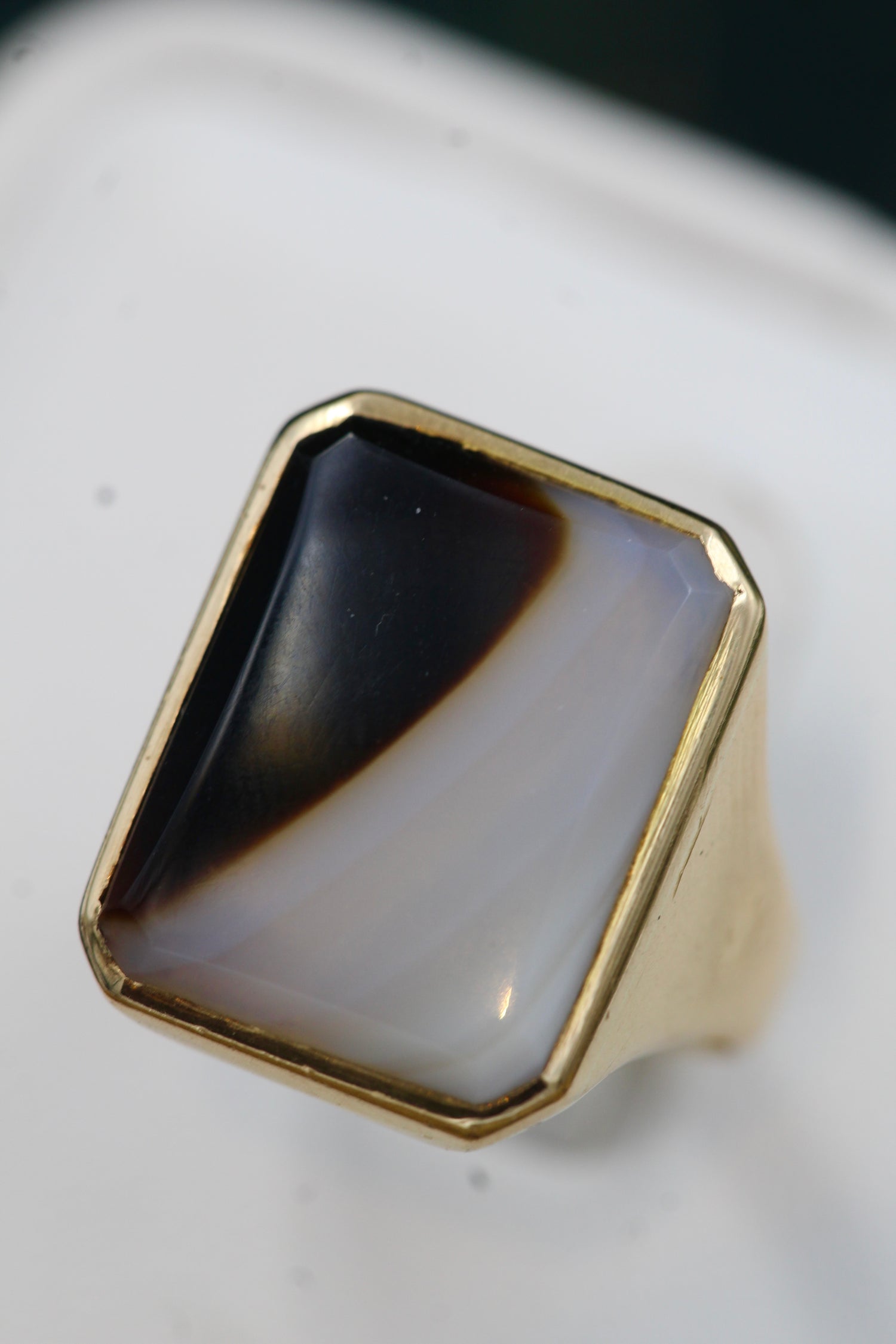 A very fine 14 carat Yelow Gold (tested) Hardstone Ring. Circa 1950. - Robin Haydock Antiques