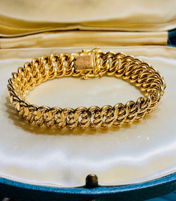 18ct Yellow Gold (French Marks) Bracelet, with Double linked Faceted outer links and Engraved central links. French Circa 1890