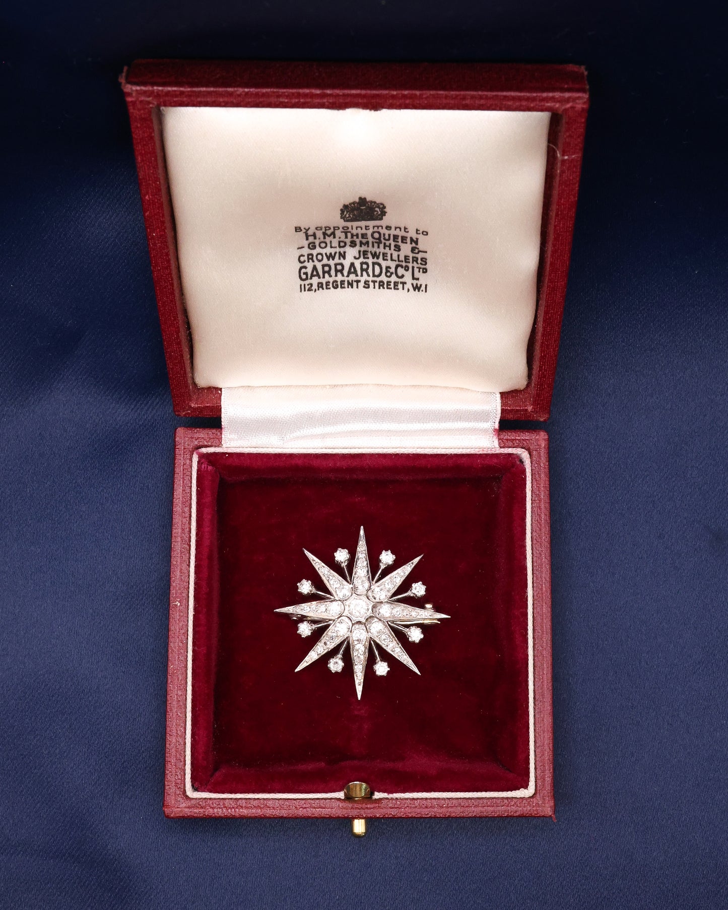 A fine Victorian Diamond Starburst Brooch, in 15ct Gold (silver tipped), with later Rhodium plating. Circa 1890.