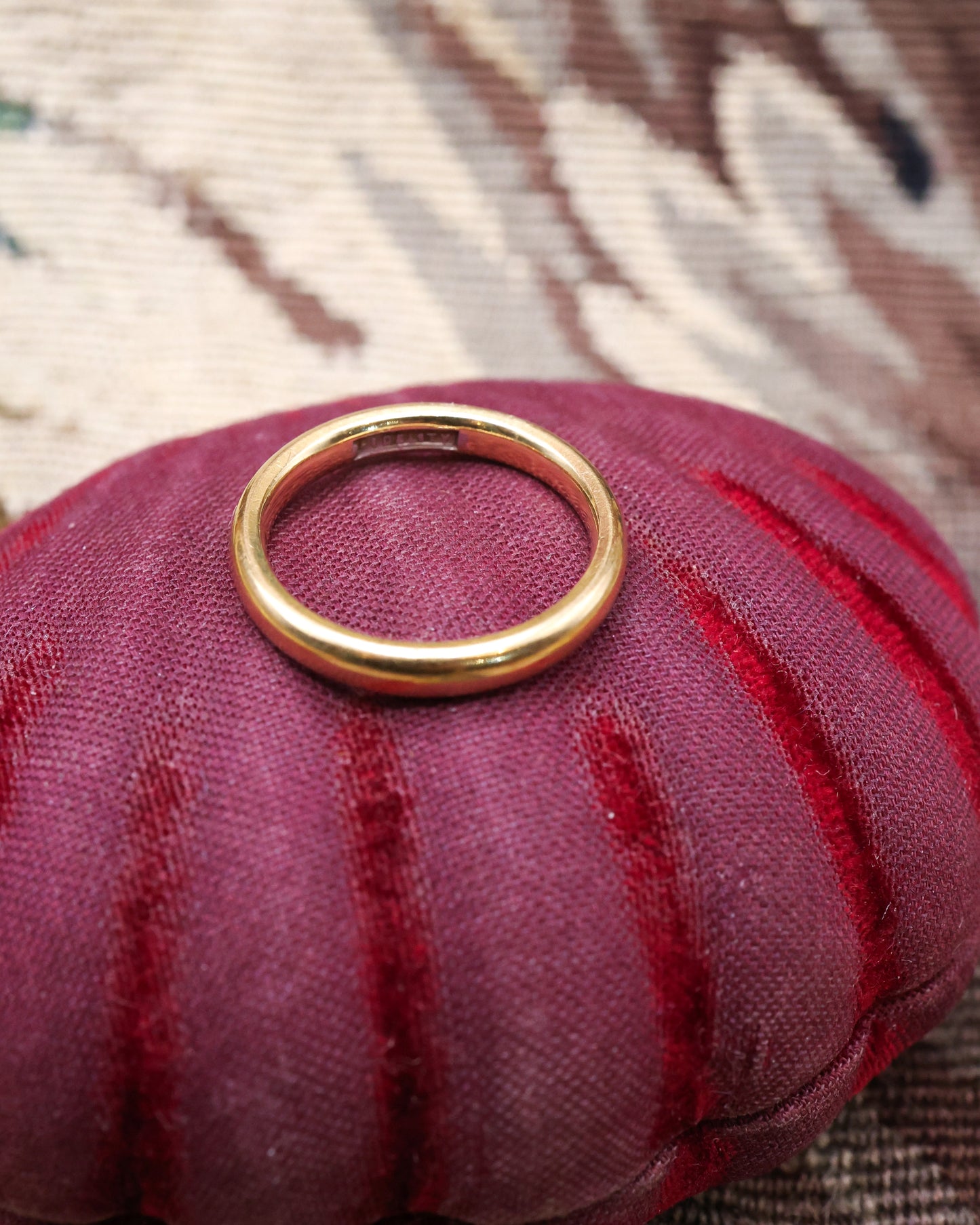 A fine 18 carat Yellow Gold Wedding Ring. Chester Hallmarked. C1958