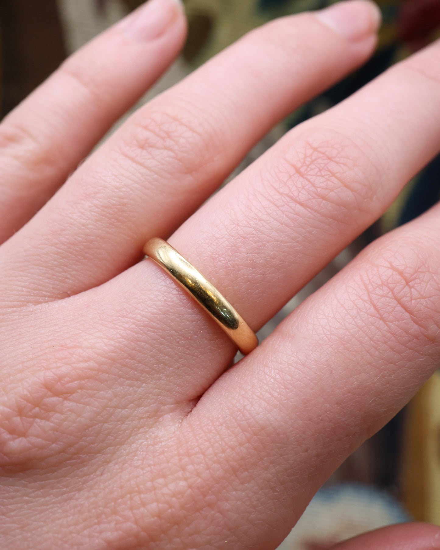 A fine 18 carat Yellow Gold Wedding Ring. Chester Hallmarked. C1958