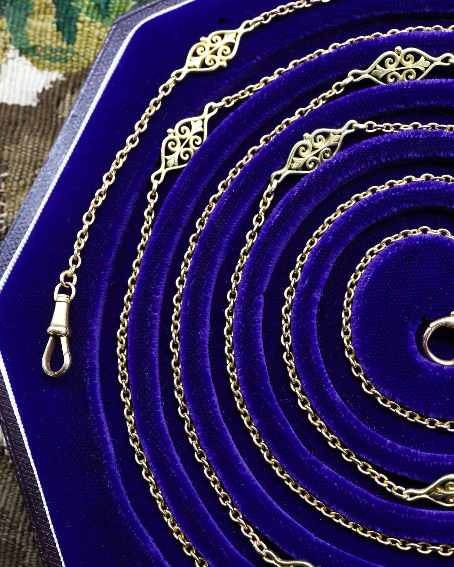 A very heavy 18 carat Yellow Gold Chain (tested), 65" Long Guard / Necklace, with eleven intermittent open lozenge designs, in the French style. 48.8 gr Circa 1890. - Robin Haydock Antique Jewellery