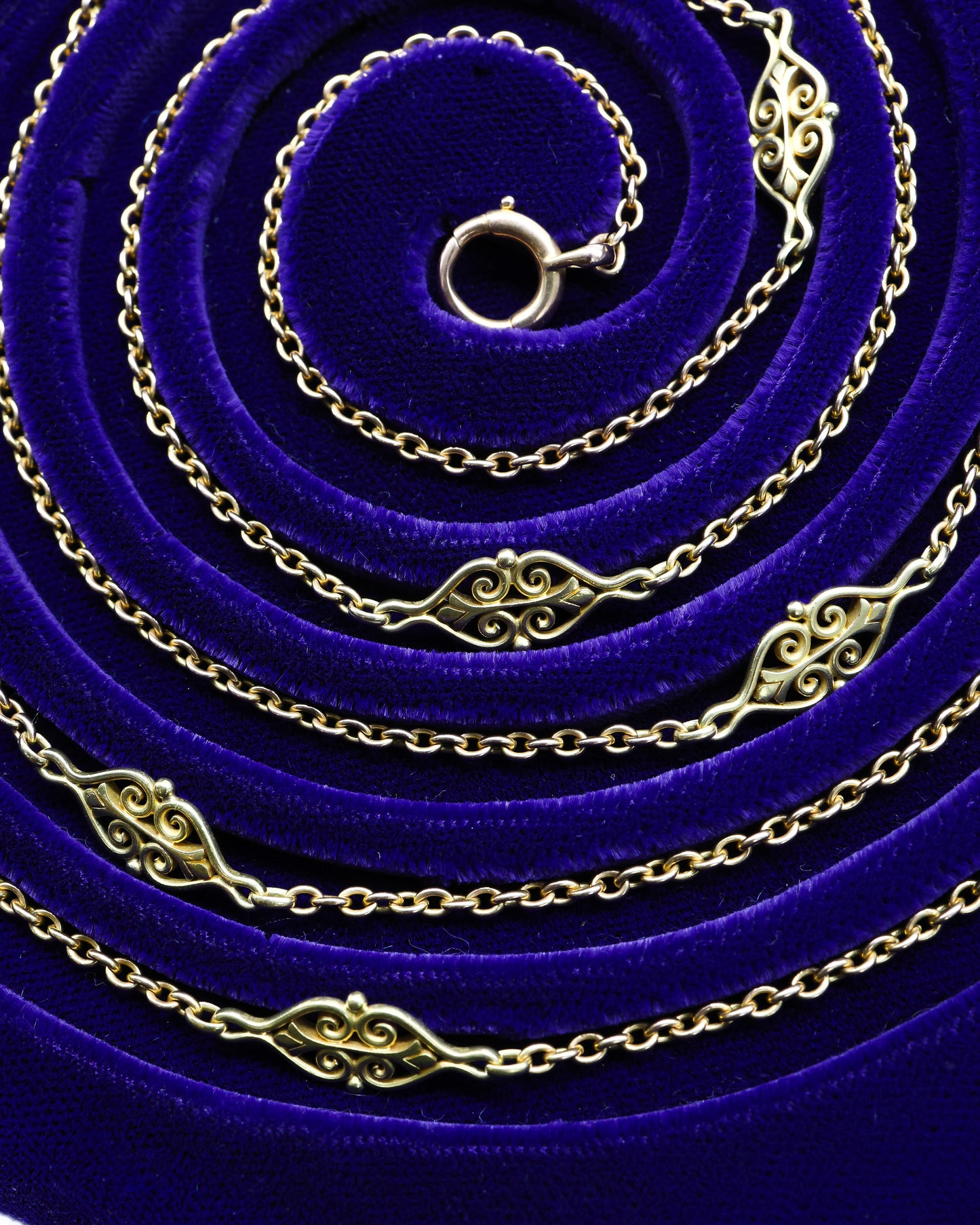 A very heavy 18 carat Yellow Gold Chain (tested), 65" Long Guard / Necklace, with eleven intermittent open lozenge designs, in the French style. 48.8 gr Circa 1890. - Robin Haydock Antique Jewellery