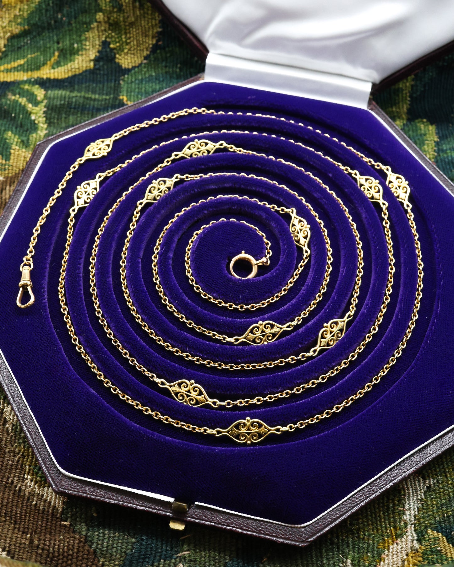 A very heavy 18 carat Yellow Gold Chain (tested), 65" Long Guard / Necklace, with eleven intermittent open lozenge designs, in the French style. 48.8 gr Circa 1890. - Robin Haydock Antique Jewellery